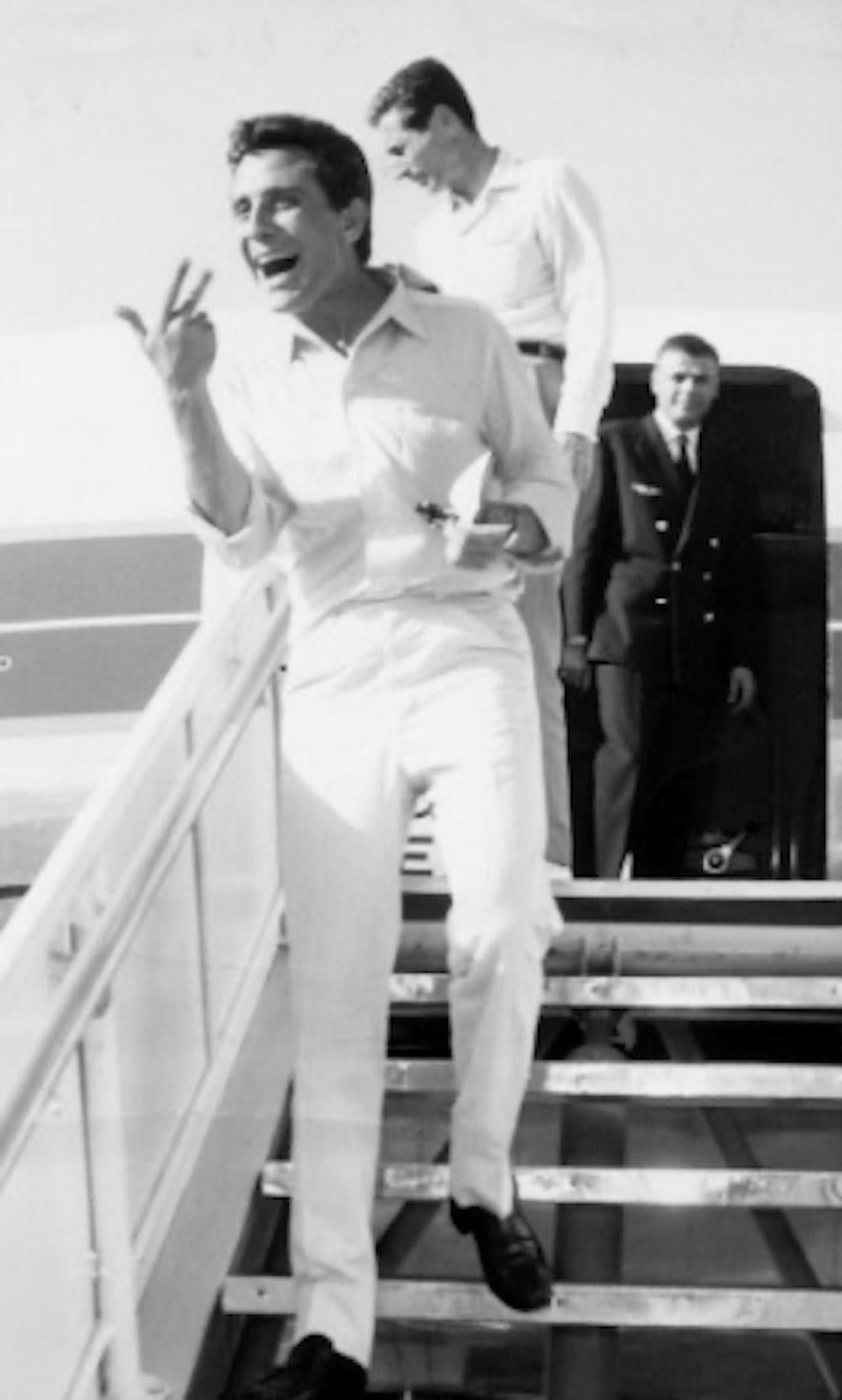 Black and White Photograph de Unknown - Gilbert Bécaud Foto de época - Principios de los 70