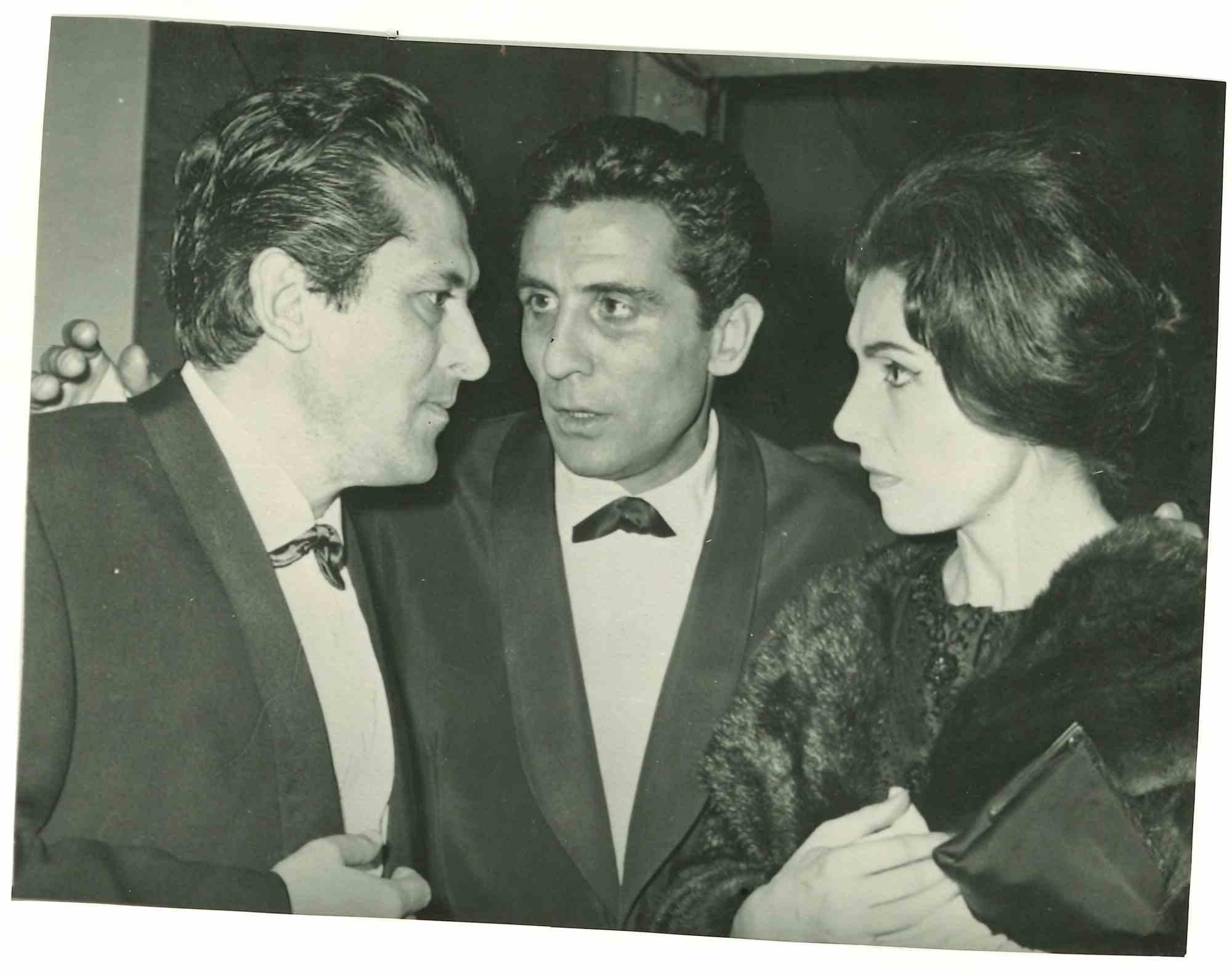 Portrait Photograph Unknown - Gilbert Bècaud Avec la soprano Rosanna Carteri et le ténor Alvinio Misciano - années 1970