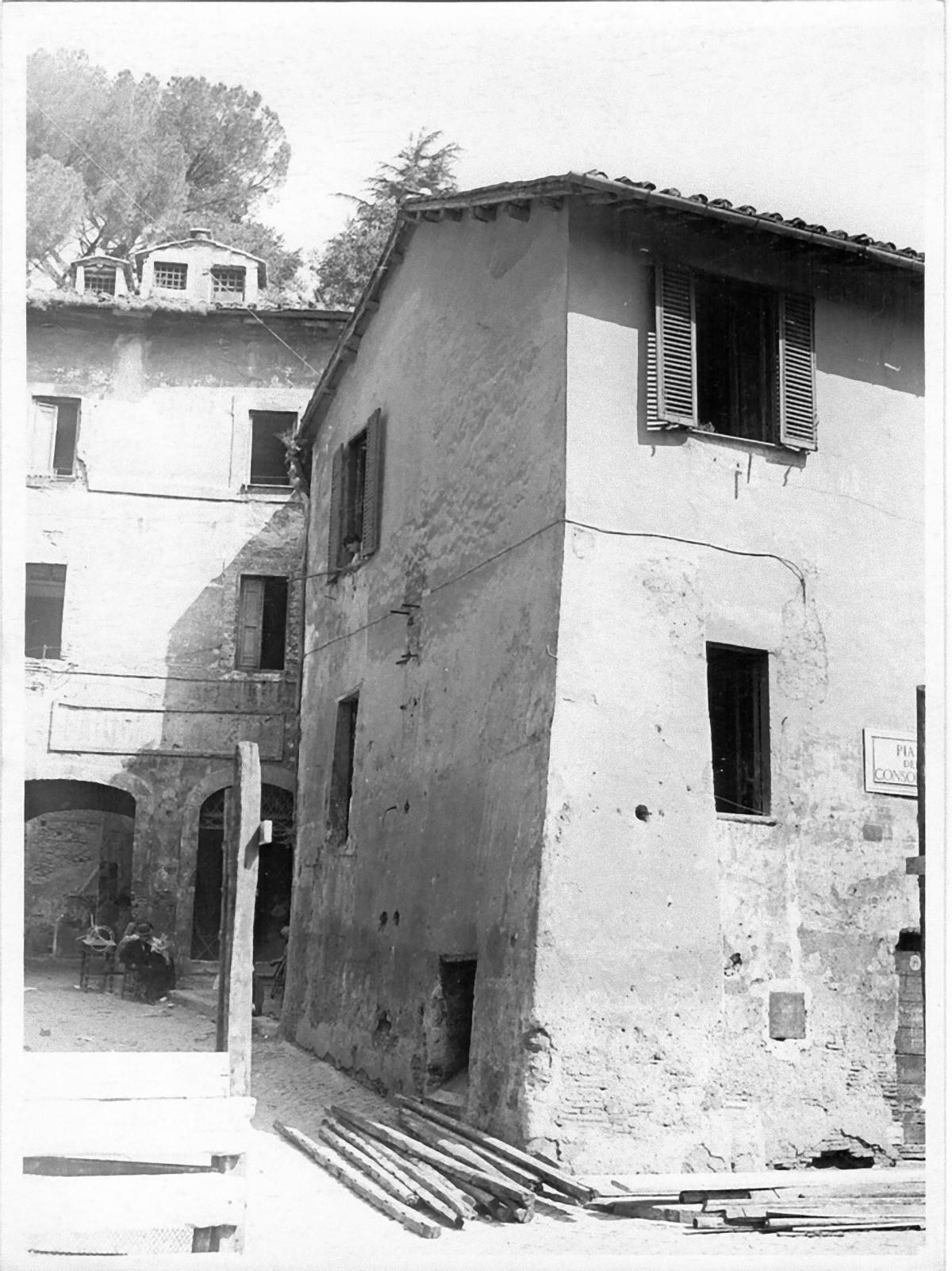 Unknown Landscape Photograph - Glimpse of Piazza della Consolazione - Rome - b/w Photograph - 1933
