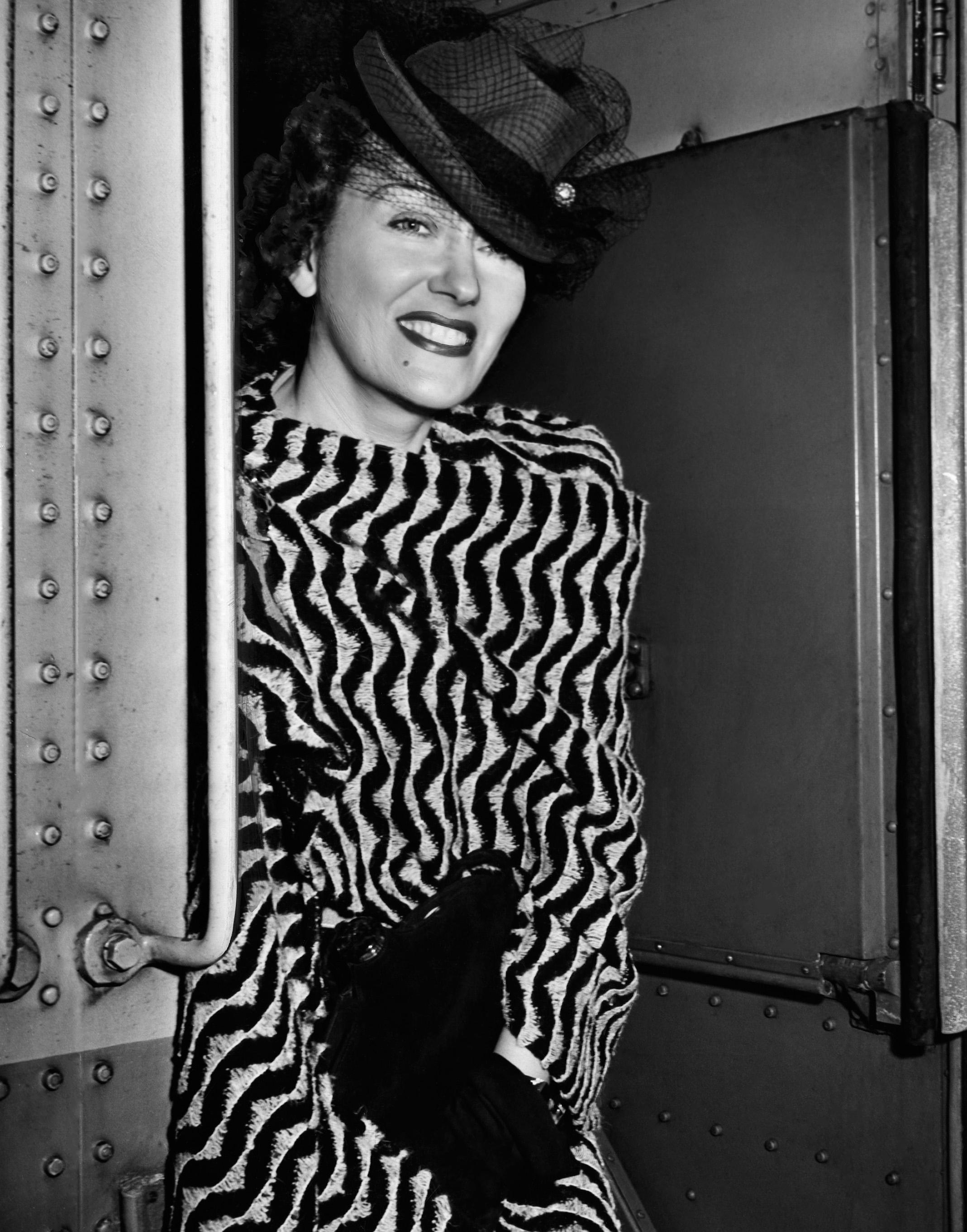 Unknown Portrait Photograph - Gloria Swanson Smiling Around Corner Globe Photos Fine Art Print