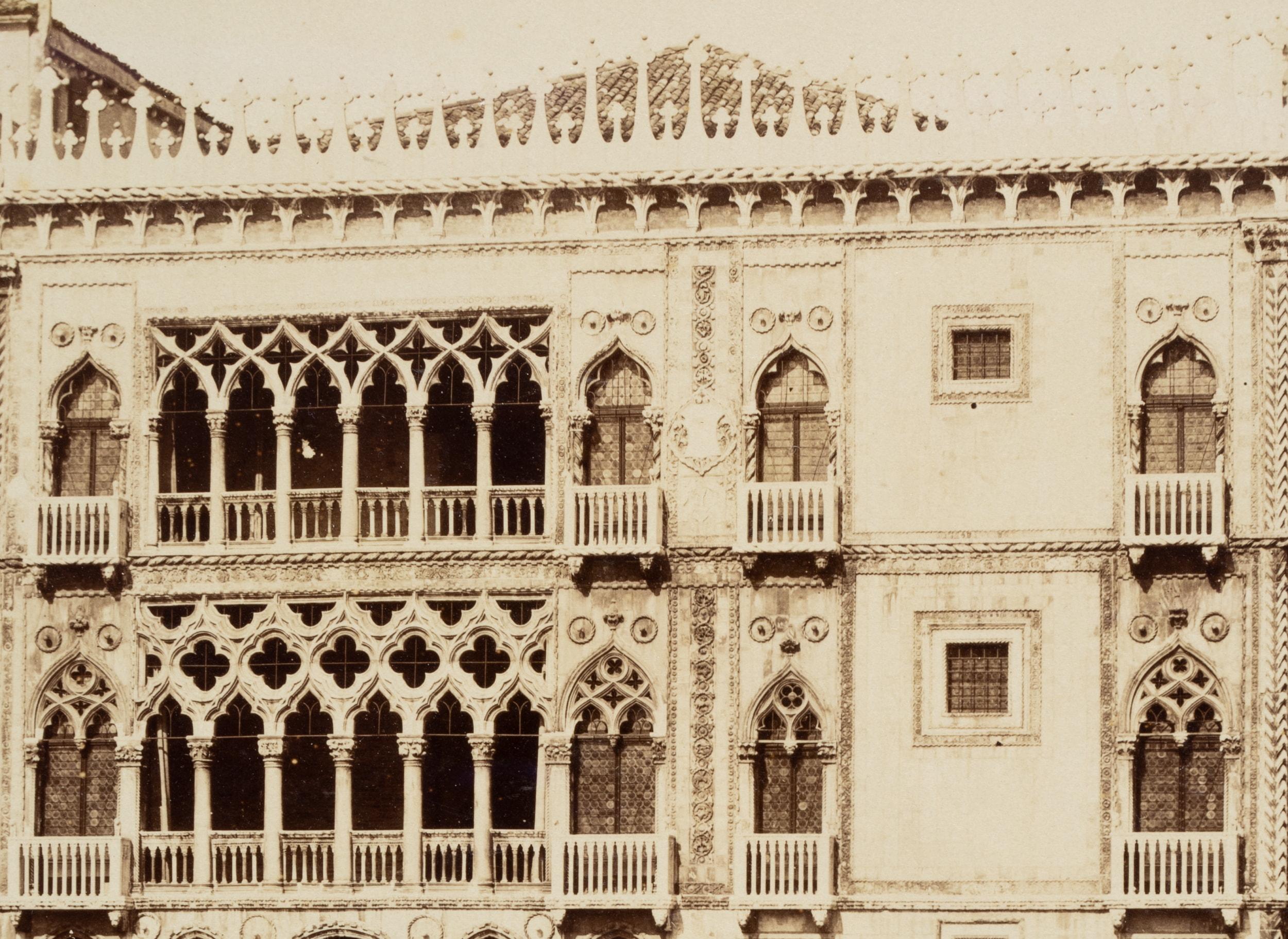 Fratelli Alinari (19. Jahrhundert) Kreis: Ansicht des Palazzos Casa d'Oro am Canal Grande Venedig, um 1880, Albumenpapierabzug

Technik: Albuminpapierabzug, aufgezogen auf Pappe

Inschrift: Unten in der Mitte auf dem Träger eingraviert: 