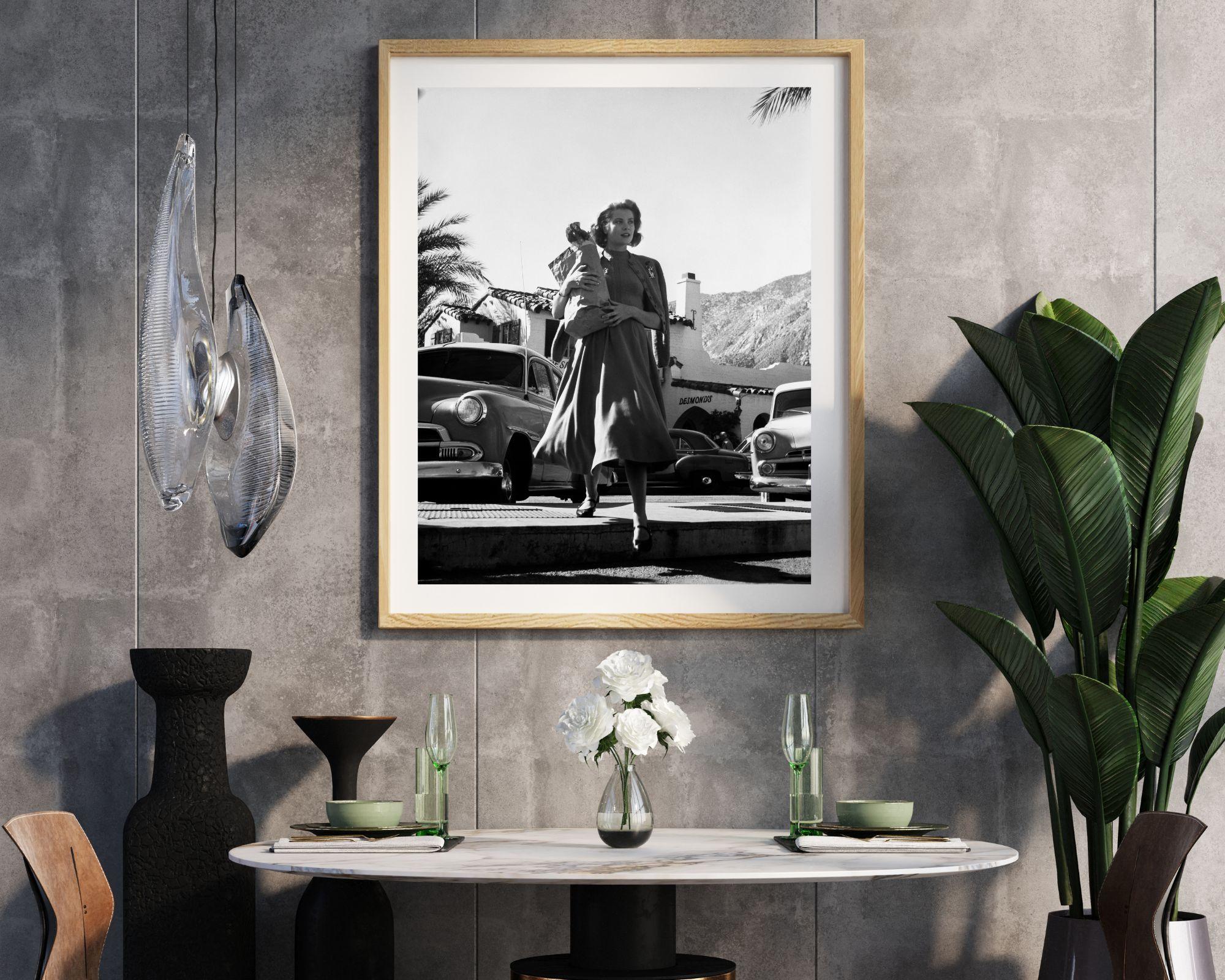 Grace Kelly beim Tragen von Lebensmitteln – Photograph von Unknown