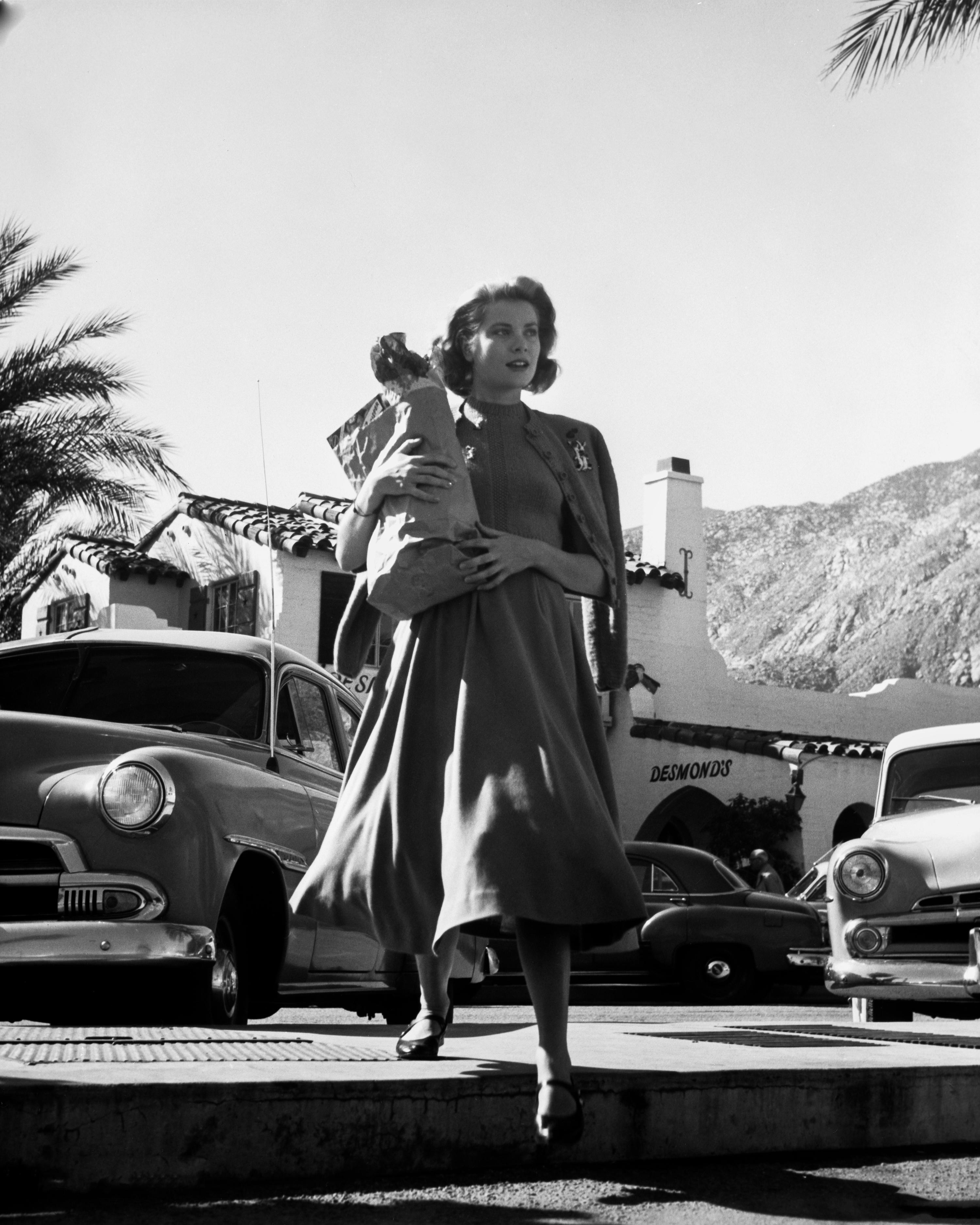 Unknown Black and White Photograph – Grace Kelly beim Tragen von Lebensmitteln