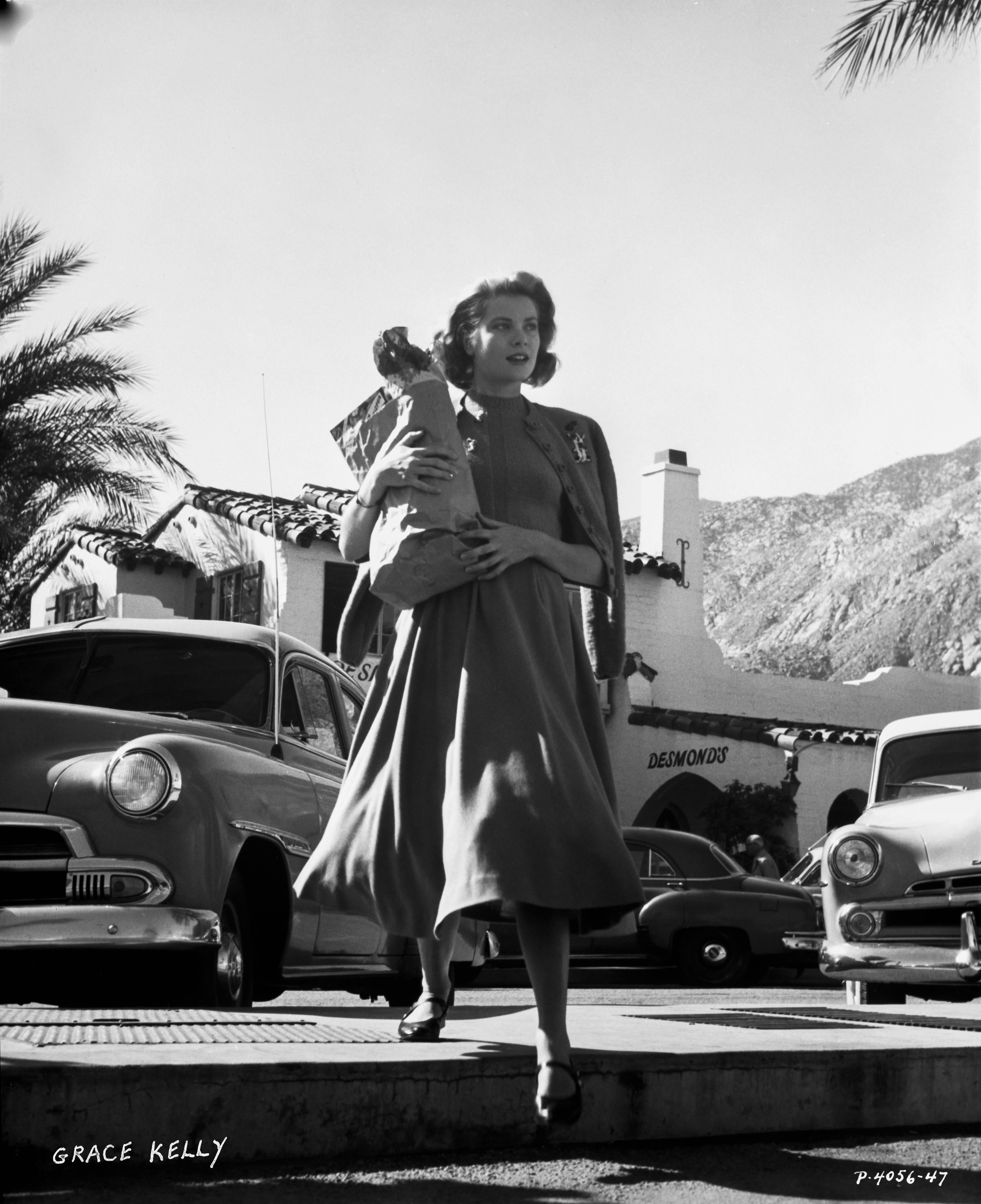 Black and White Photograph Unknown - Grace Kelly Carrying Groceries - Impression d'art