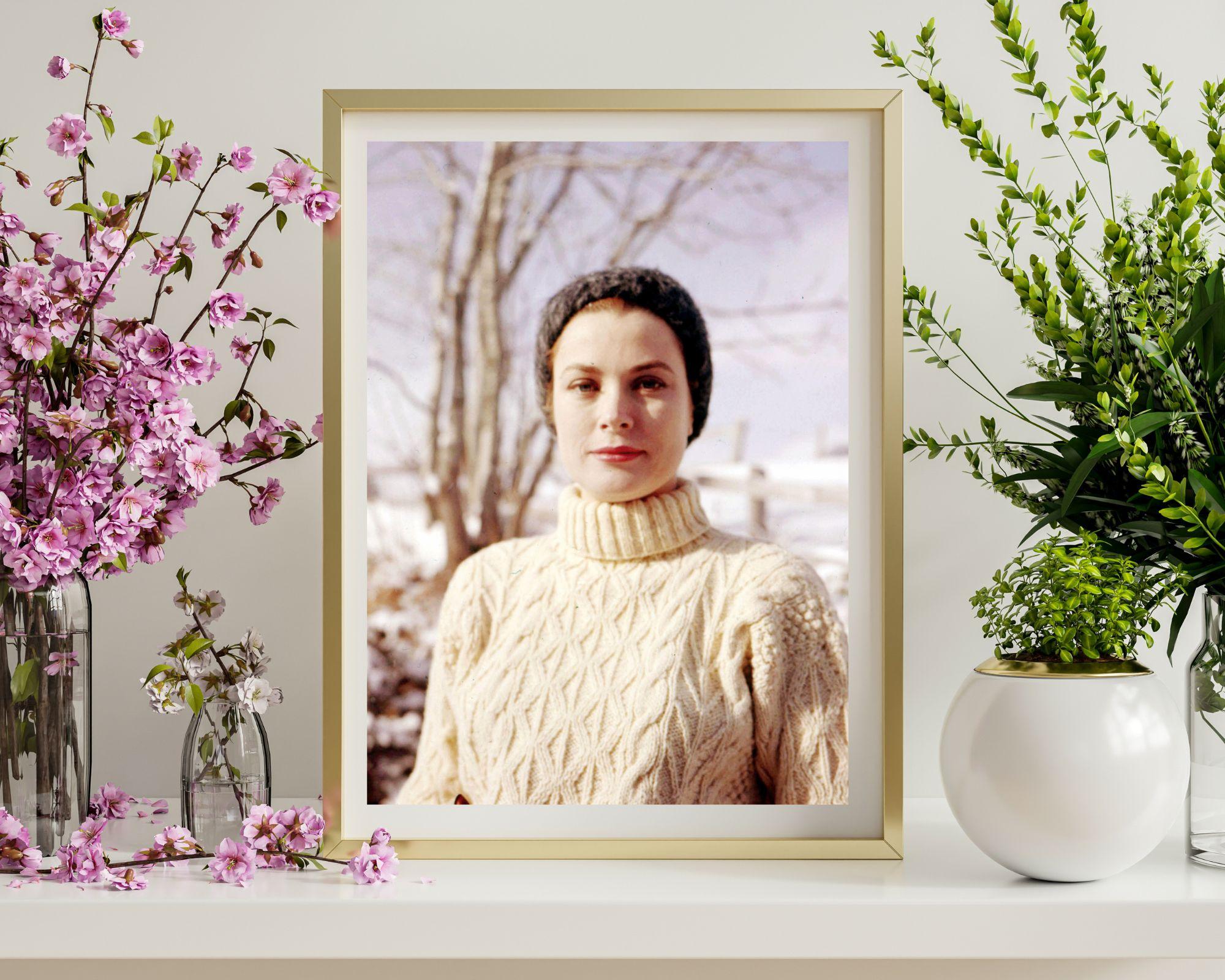 Grace Kelly in Strickpullover – Photograph von Unknown