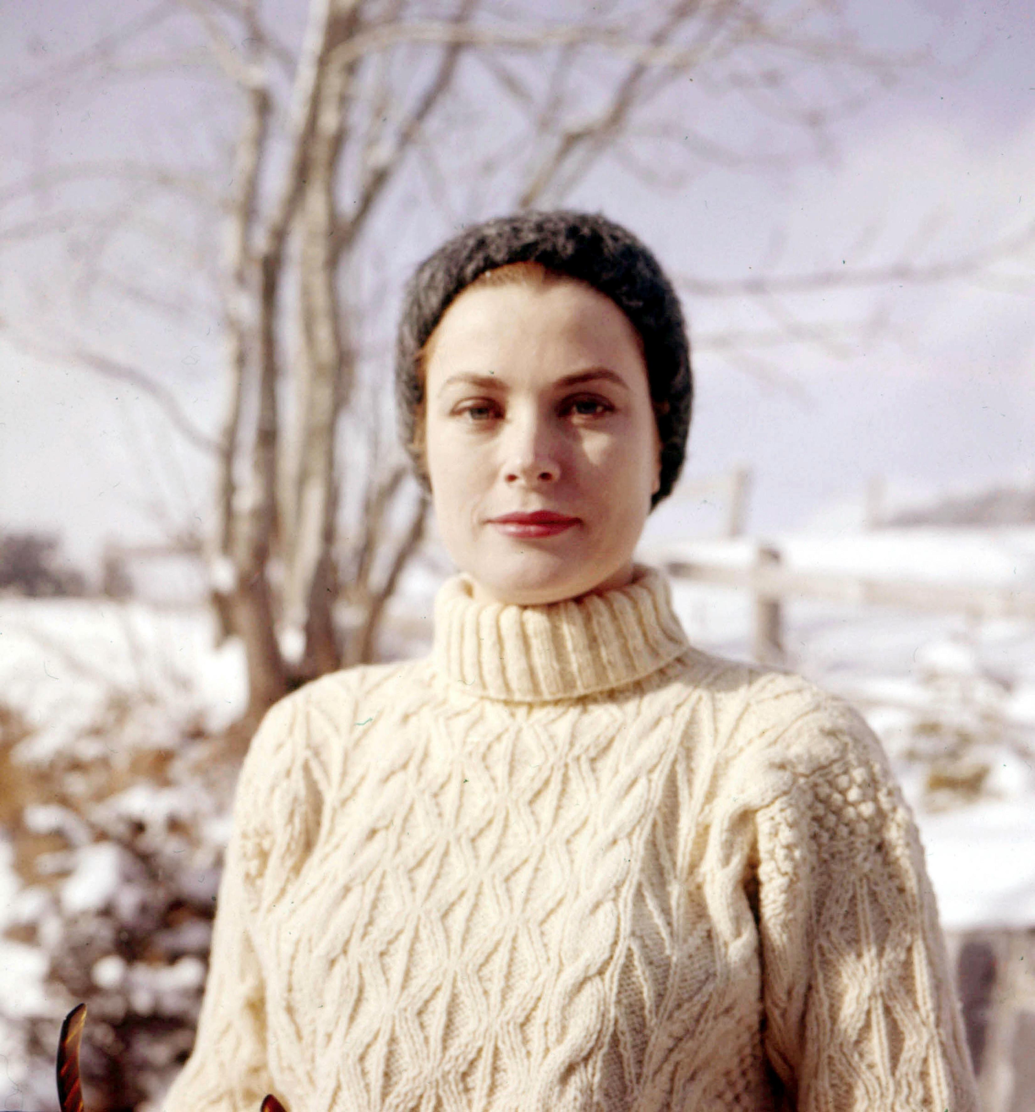 Unknown Portrait Photograph – Grace Kelly in Strickpullover