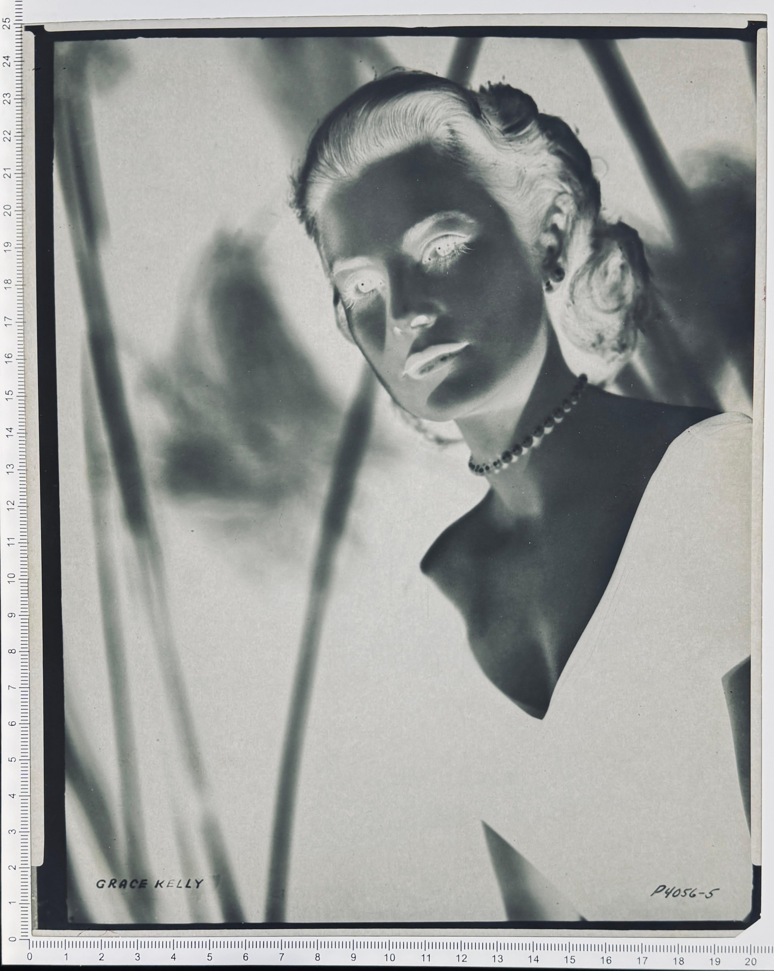 Grace Kelly - Fotografia e negativo vintage di grande formato - Photograph di Unknown