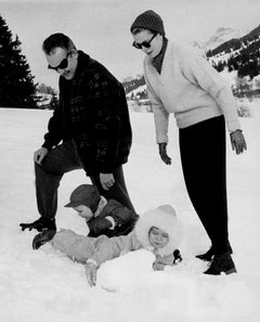 Grace Kelly, il principe Ranieri e i loro figli nella neve