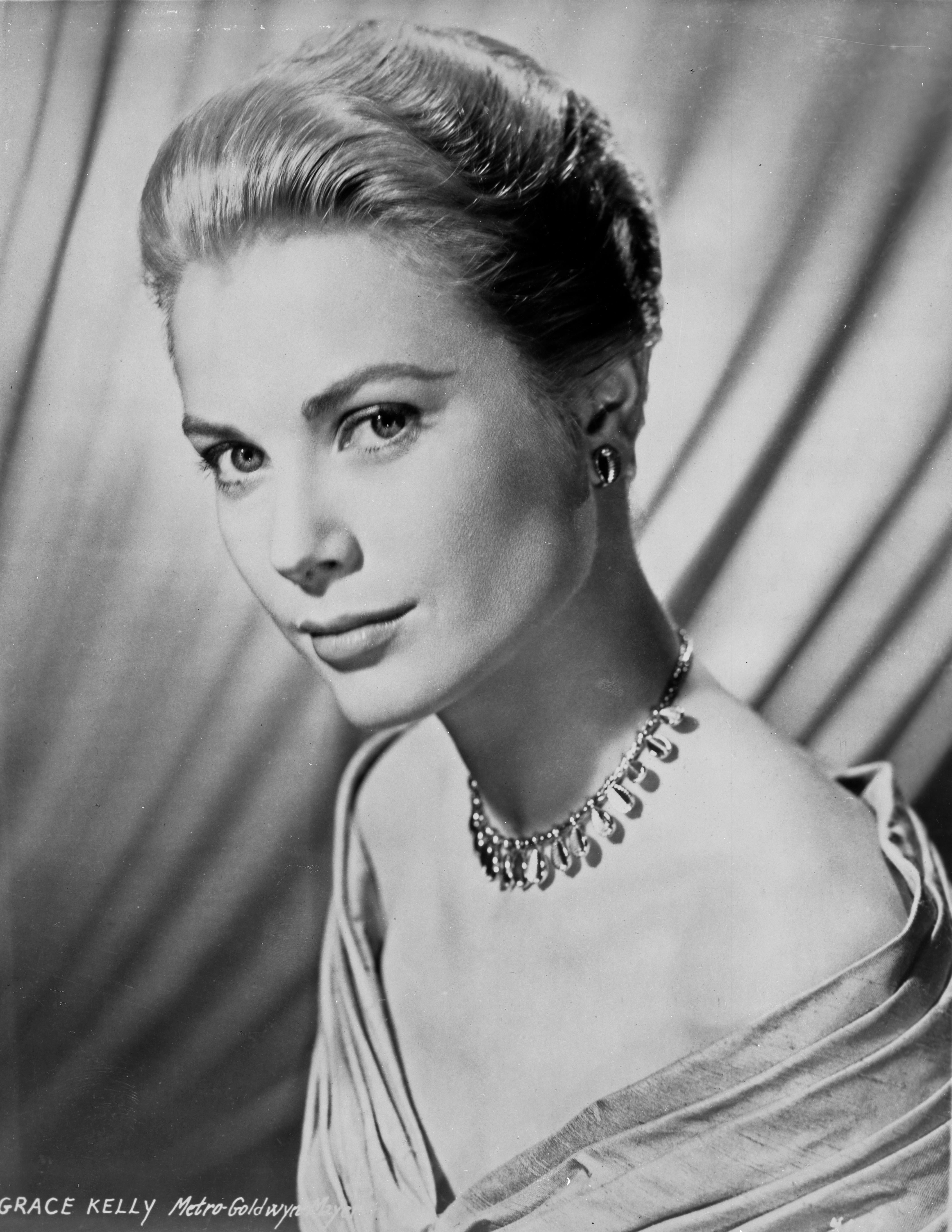 Ritratto in studio di Grace Kelly - Fotografia e negativo vintage di grande formato - Photograph di Unknown