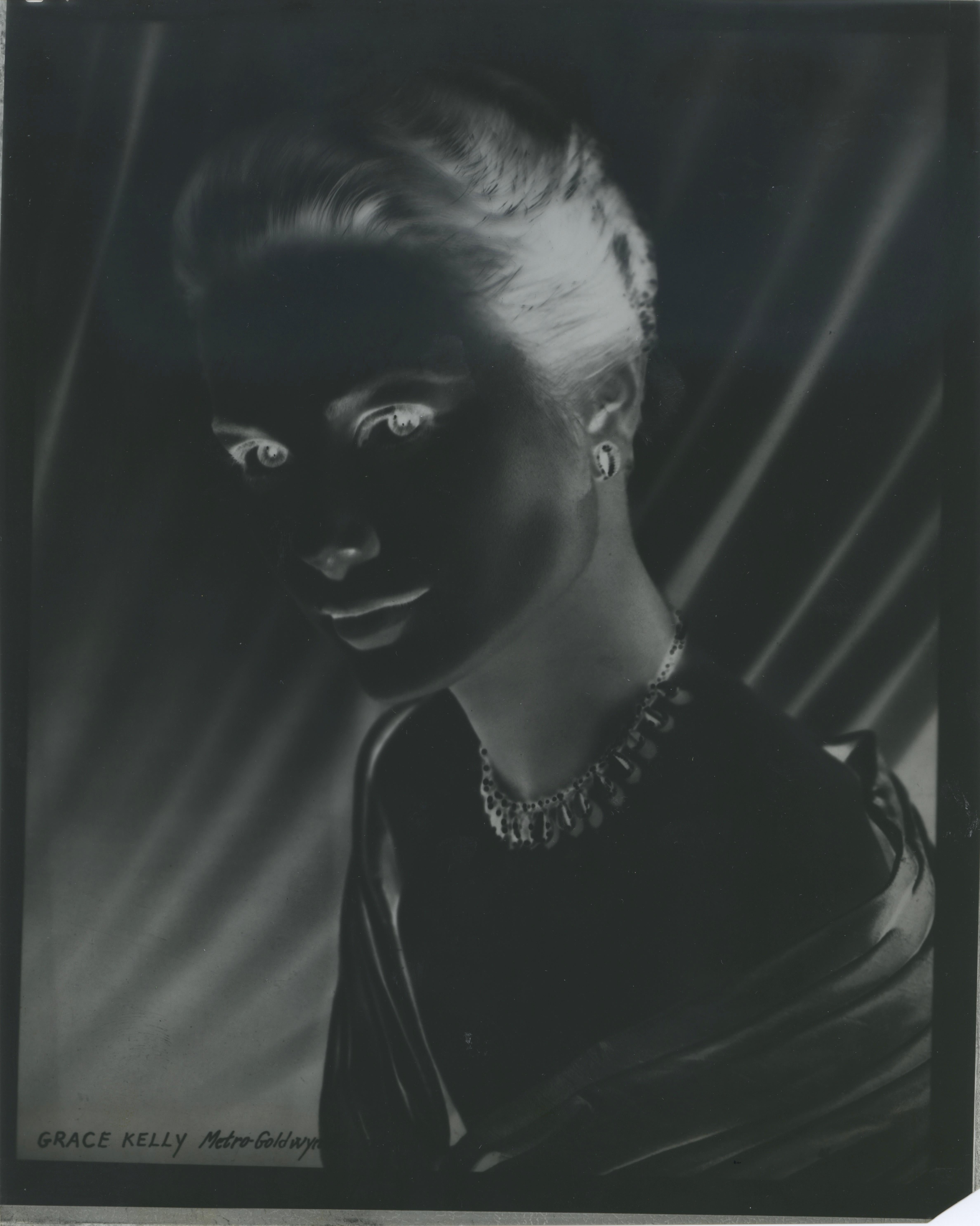 Ritratto in studio di Grace Kelly - Fotografia e negativo vintage di grande formato - Photograph Contemporaneo di Unknown