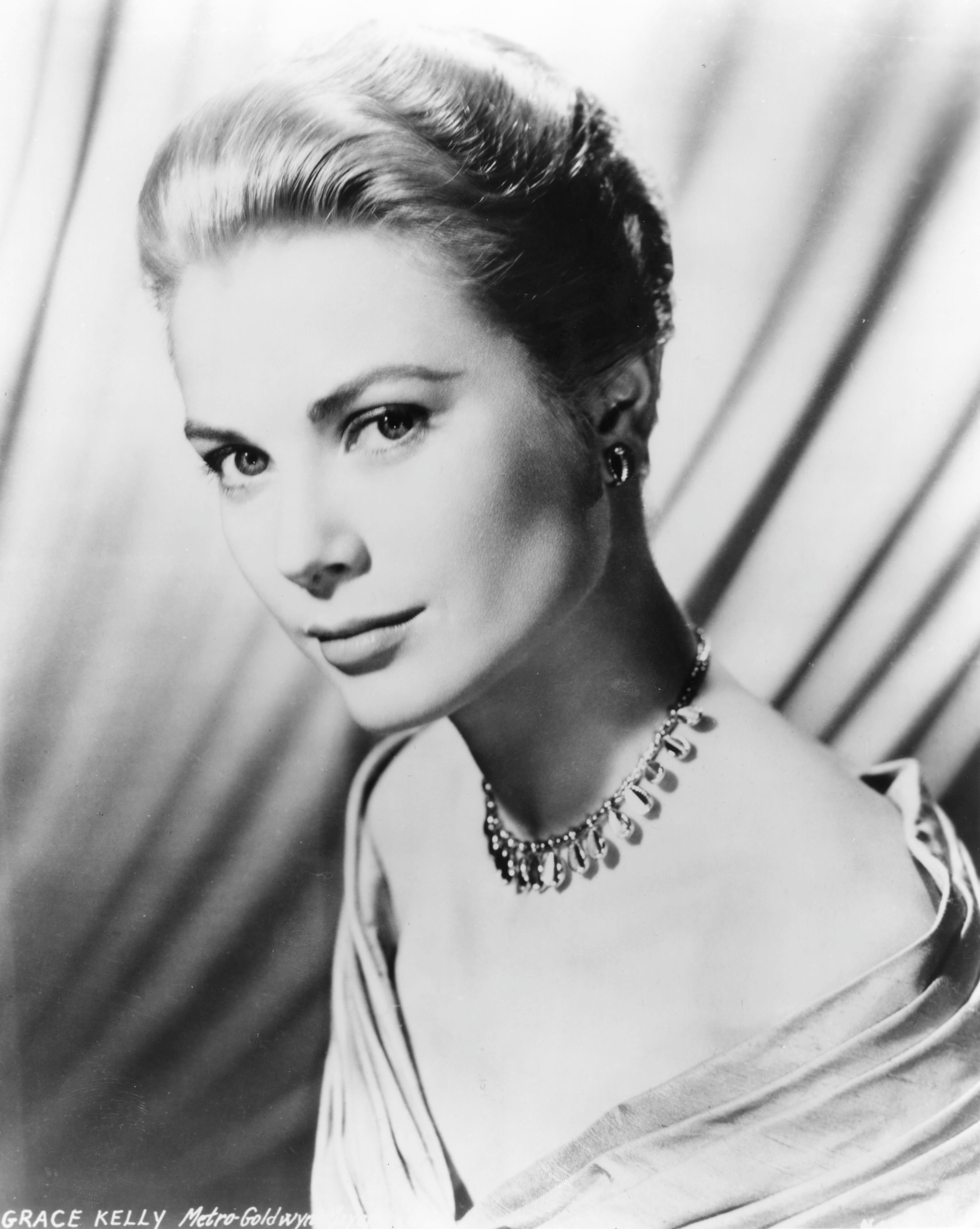Ritratto in studio di Grace Kelly - Fotografia e negativo vintage di grande formato - Black and White Photograph Grigio di Unknown