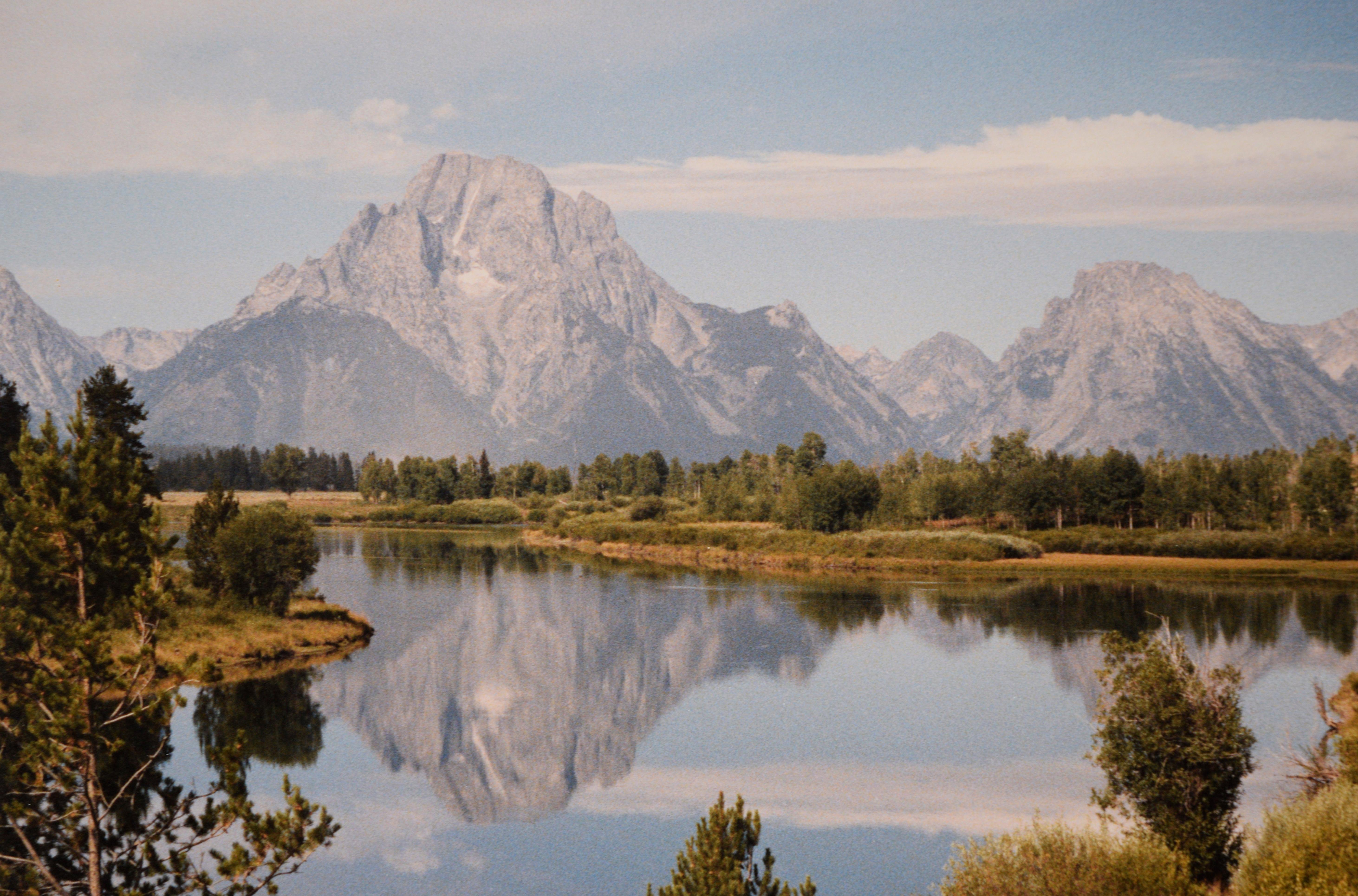 Grand Teton National Park – Originalfotografie von 1988

Original-Farbfoto von 1988 des Grand Teton National Park in Wyoming im Stil von Steve Mattheis,
. Das Foto zeigt die Teton-Gebirgskette mit ihrem klaren Spiegelbild auf dem ruhigen See
