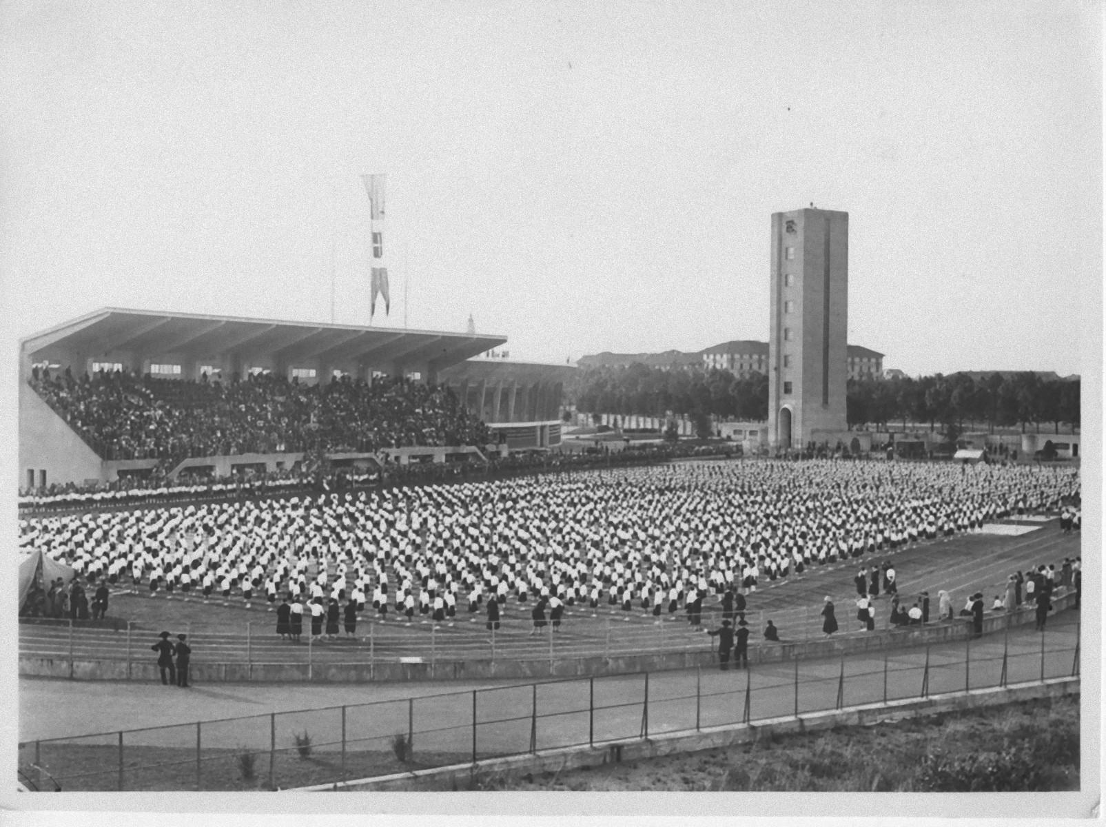 Unknown Figurative Photograph – Gymnastik in einem Stadium während des Fascismus in Italien - Vintage b/w Foto - 1934