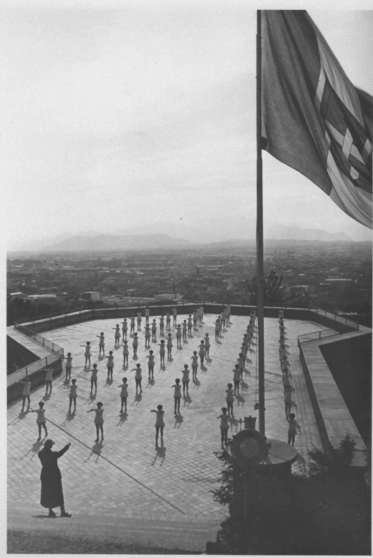 Unknown Landscape Photograph – Gymnastik in einem Stadium während des Fascismus in Italien - Vintage b/w Foto - 1934