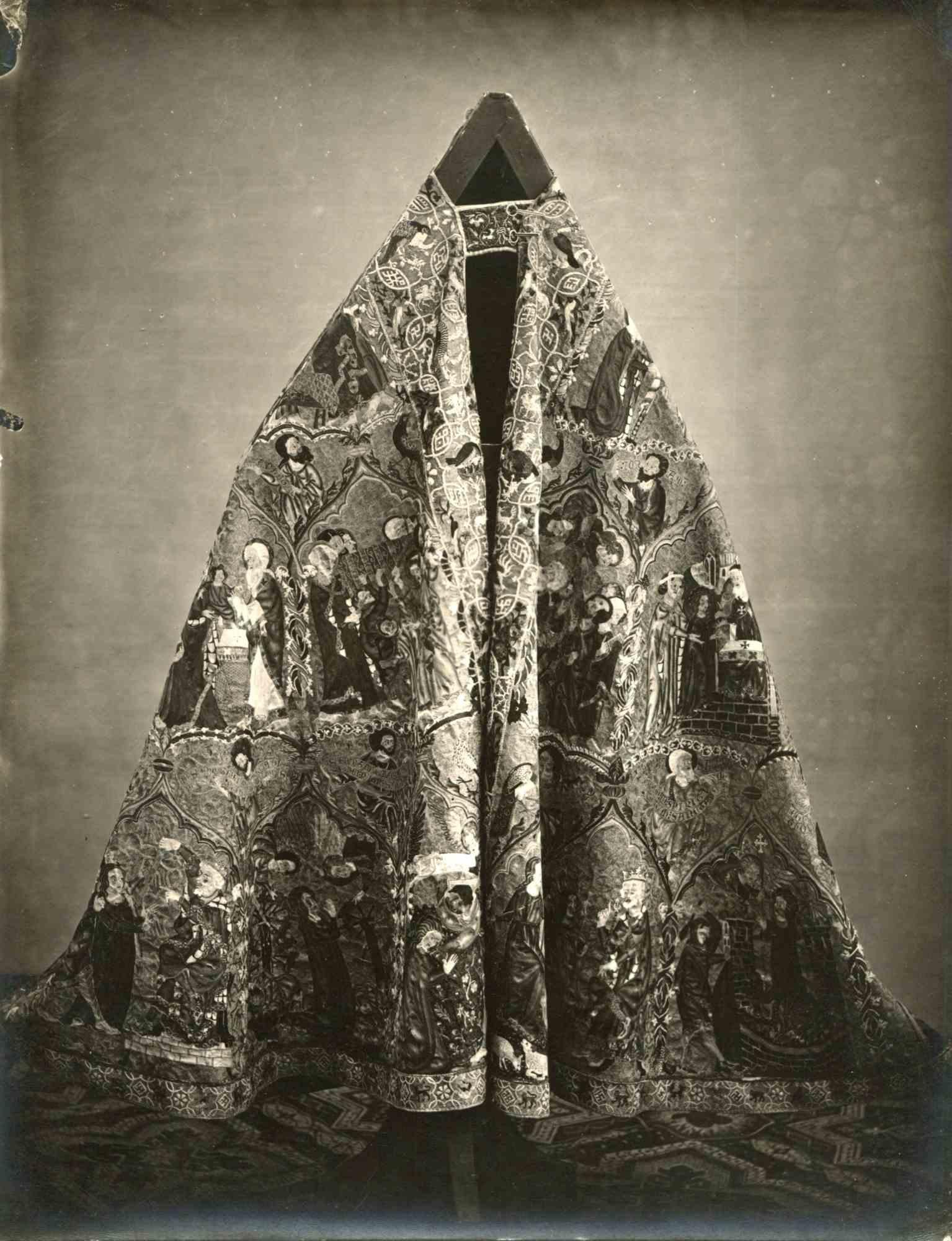 Black and White Photograph di Unknown - Abito storico del coro - Foto d'epoca in b/n - Primi anni del Novecento