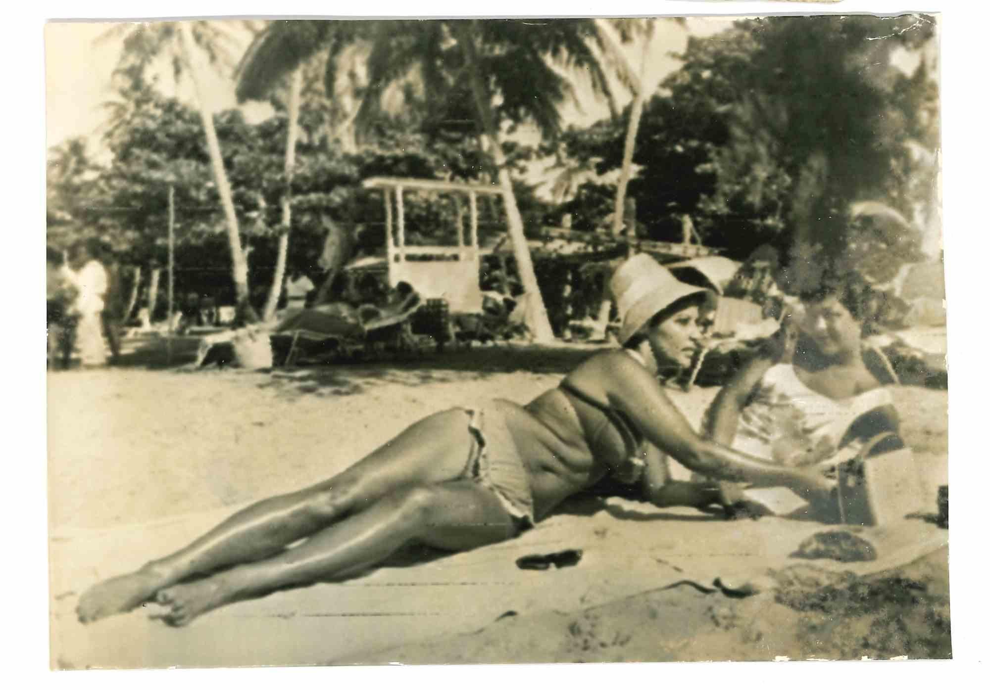 Unknown Figurative Photograph – Historisches Foto – Amerikaner in Kuba – am Strand – 1960er Jahre