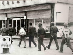 Historisches Foto – Pekinger bewaffnete Soldaten – 1980er Jahre