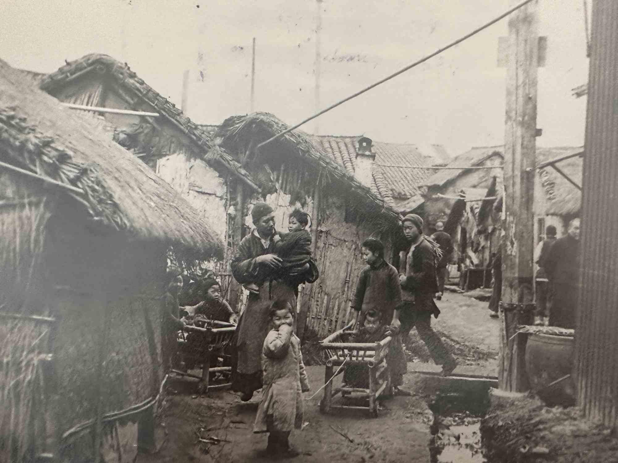 Unknown Figurative Photograph – Historisches Foto – Chinesisches Dorf – frühes 20. Jahrhundert