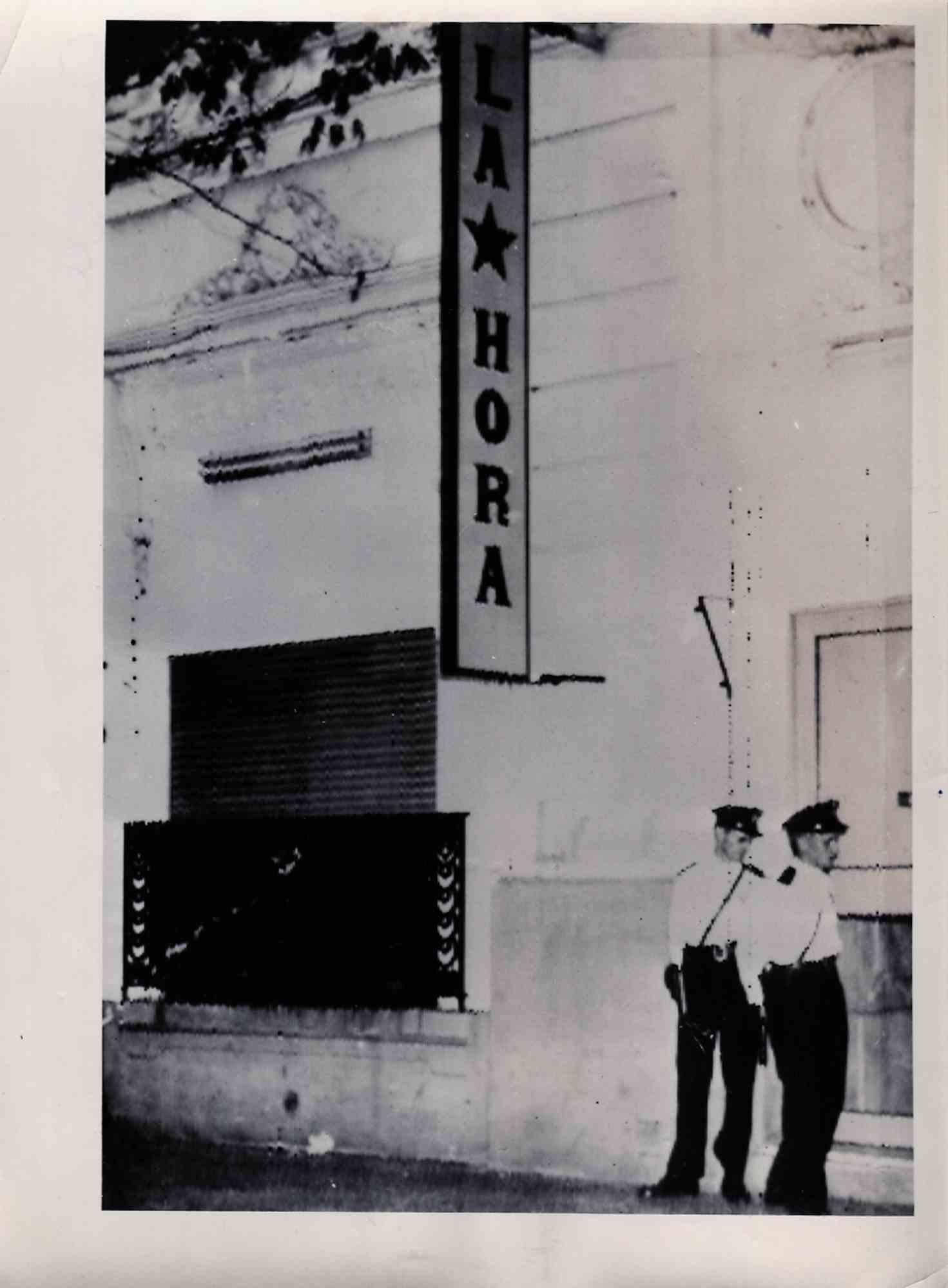 Unknown Figurative Photograph – Historisches Foto – Kommunistische Zeitung „La Hora“ – Mitte des 20. Jahrhunderts