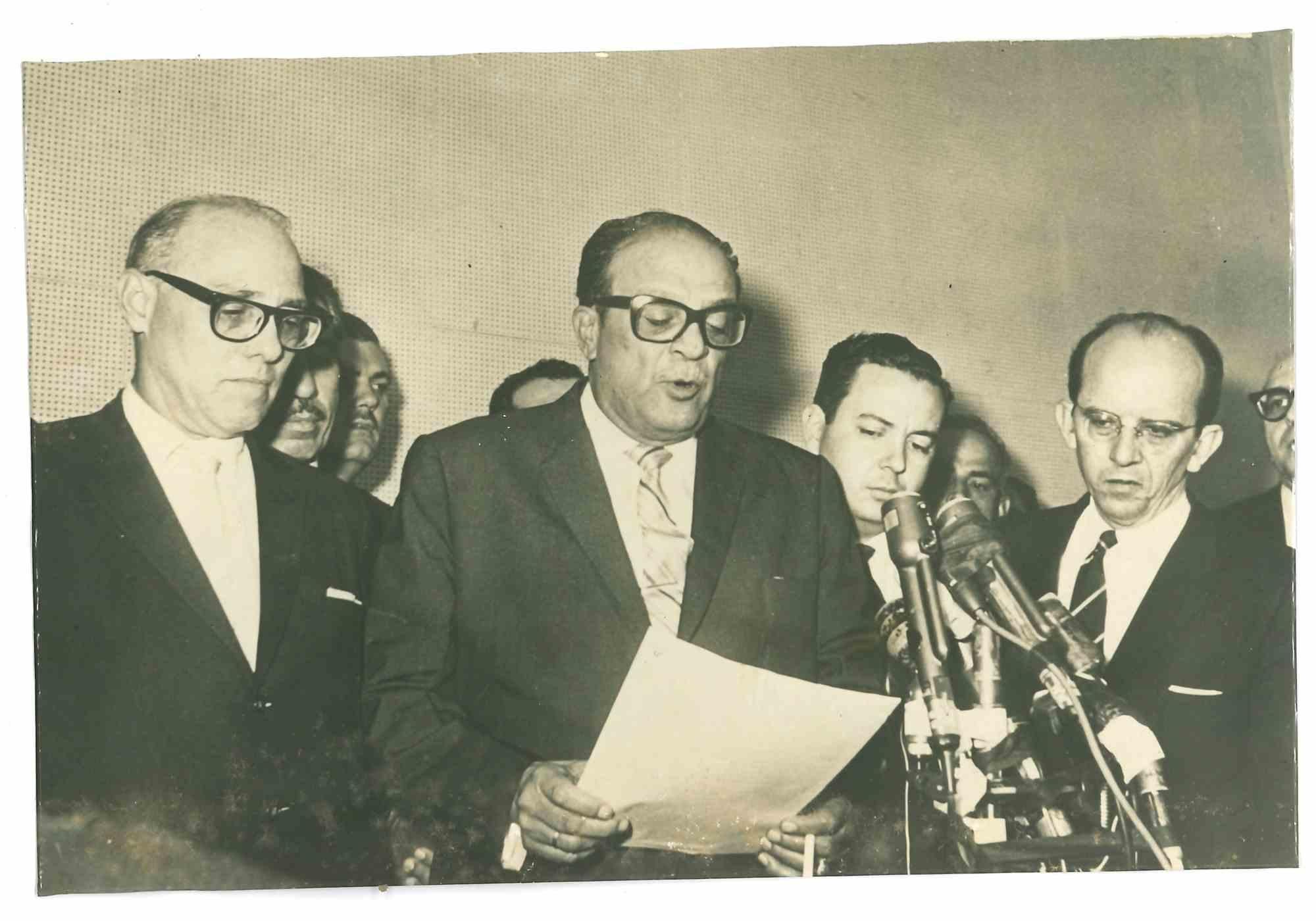 Figurative Photograph Unknown - Photo historique - discours du gouvernement cubain - années 1960