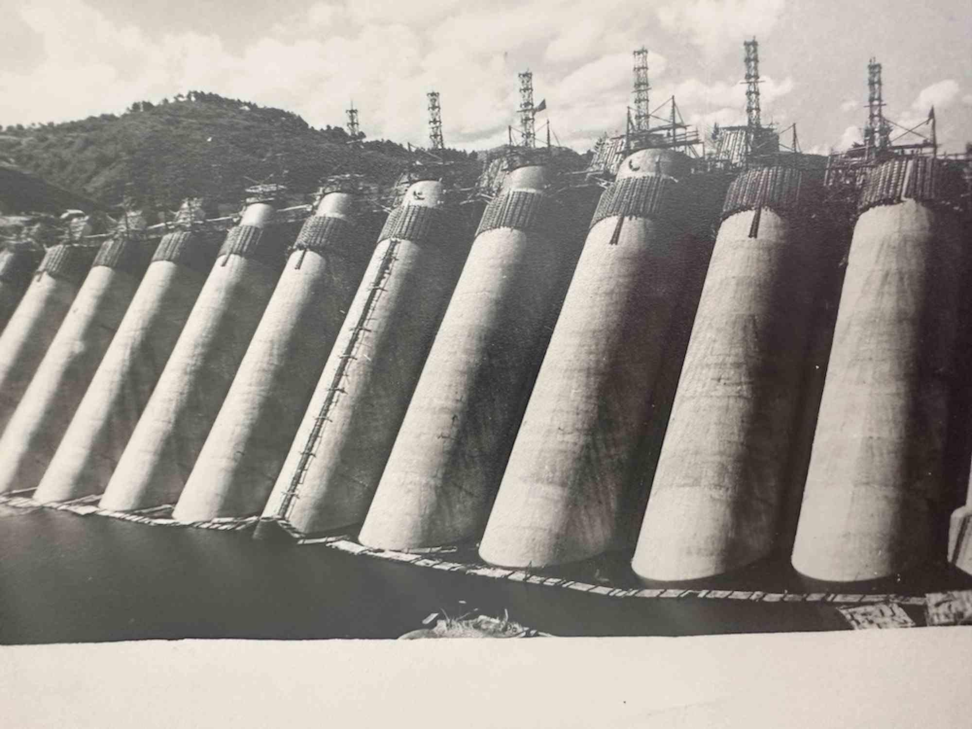 Unknown Figurative Photograph - Historical Photo - Dam - Vintage Photo - Mid-20th Century