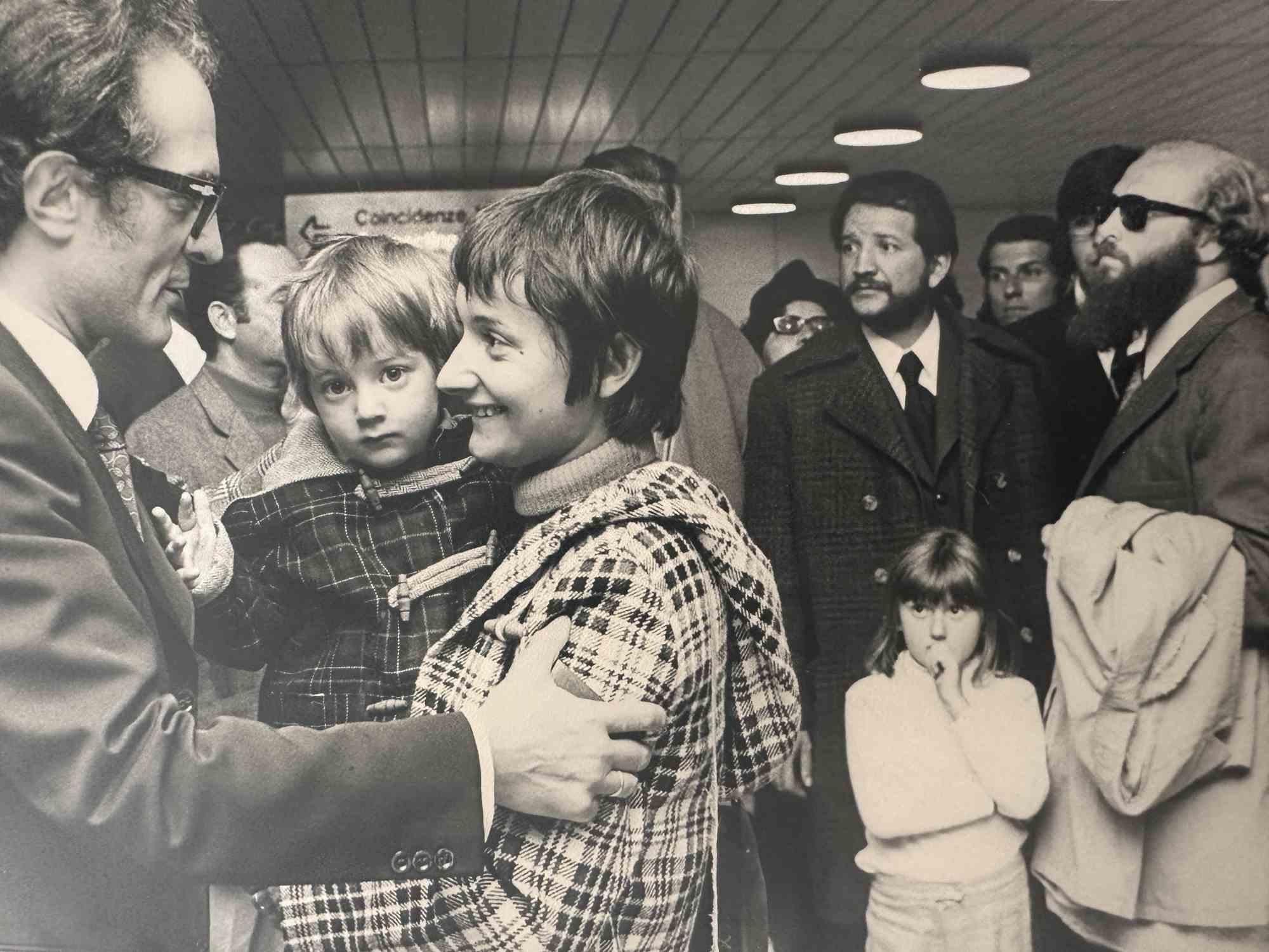 Unknown Figurative Photograph - Historical Photo - Family at the Airport - Vintage photo - 1970s