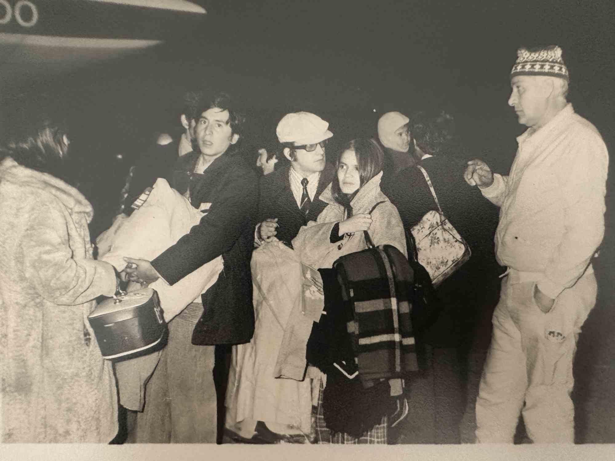 Unknown Figurative Photograph - Historical Photo - Fiumicino Airport - Chilean Immigrants - vintage photo - 1975