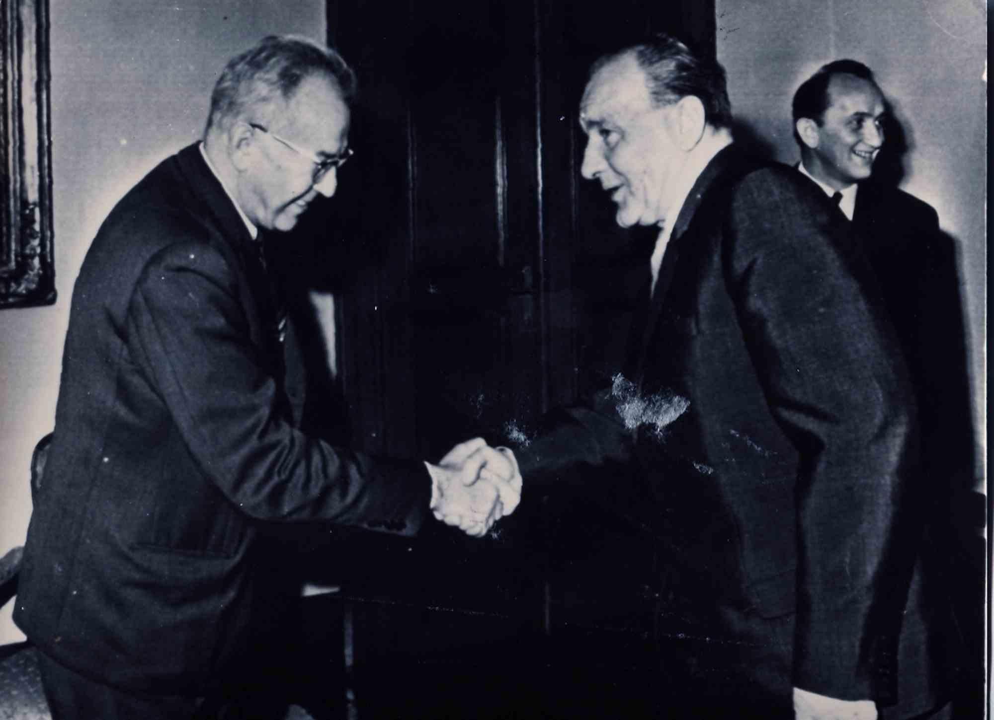 Figurative Photograph di Unknown - Foto storica-Janos Kadar che stringe la mano al Dr. Husak, Praga-20° secolo