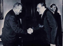 Historisches Foto-Janos Kadar, Shaking Hand with Dr. Husak, Prag, 20. Jahrhundert