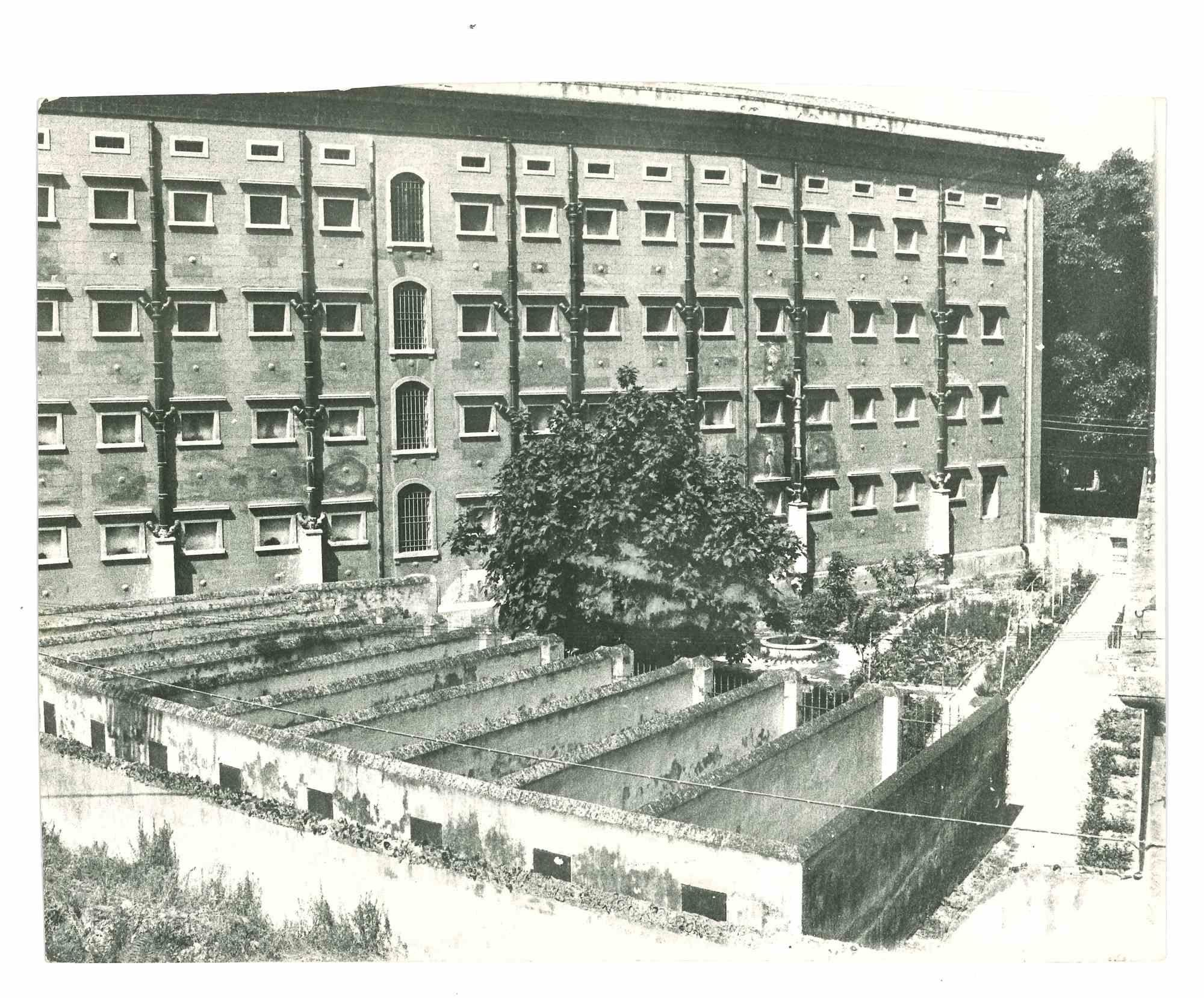 Figurative Photograph de Unknown - Foto histórica de la cárcel  - Carcere dell'Ucciardone Palermo   - 1970s