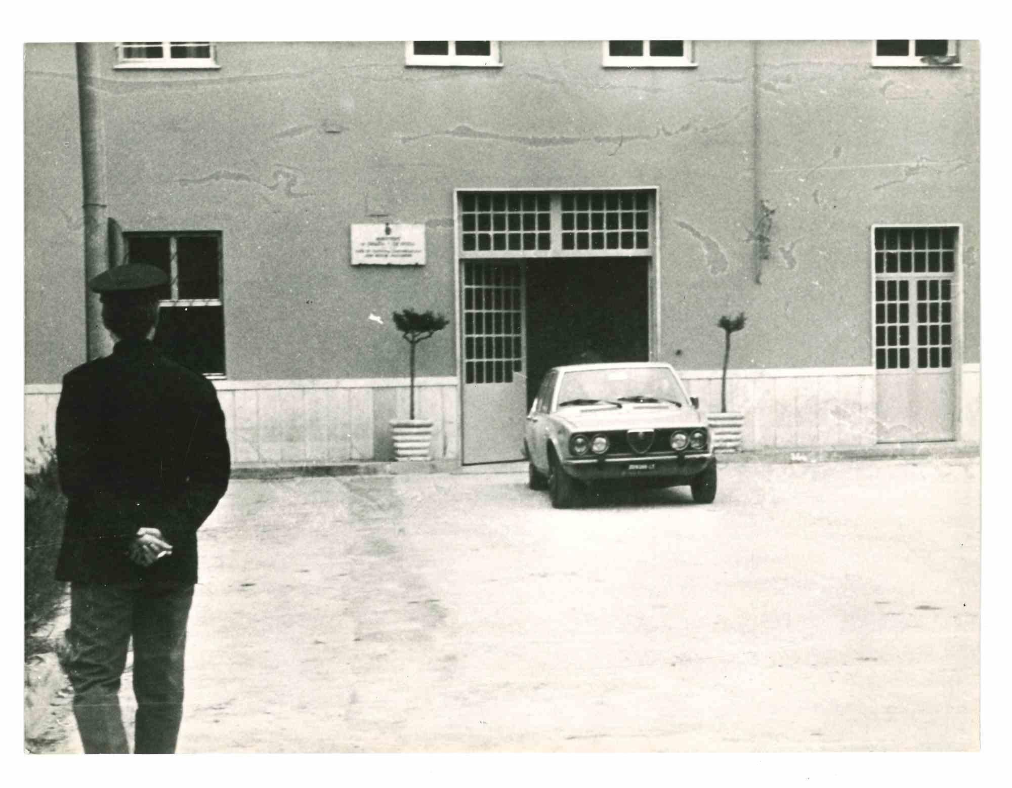 Unknown Figurative Photograph – Historisches Foto des Prisons  - San Donato von Pescara  - 1970s