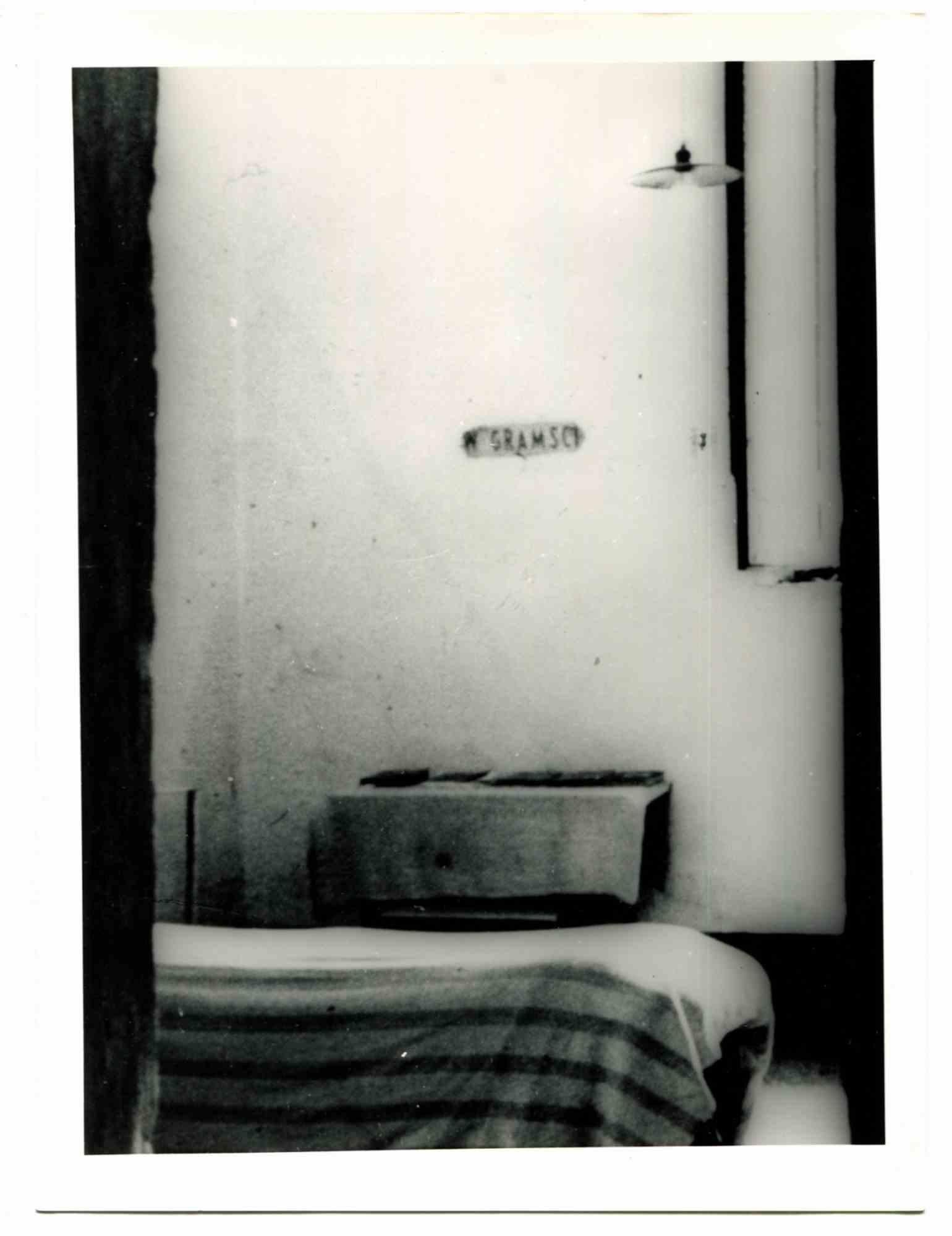 Figurative Photograph di Unknown - Foto storica di una prigione - Foto d'epoca - Anni '70