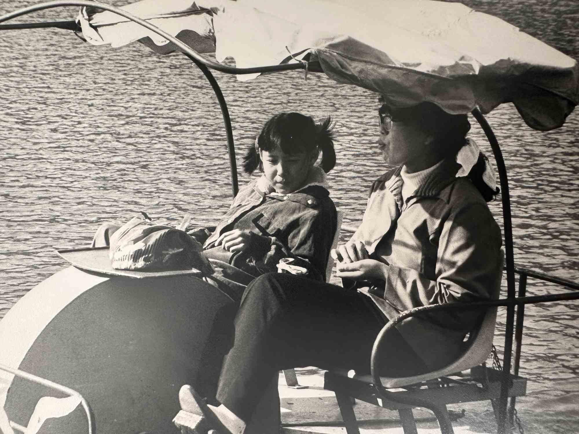 Unknown Figurative Photograph - Historical Photo - On the Lake in China - Vintage photo - 1970s