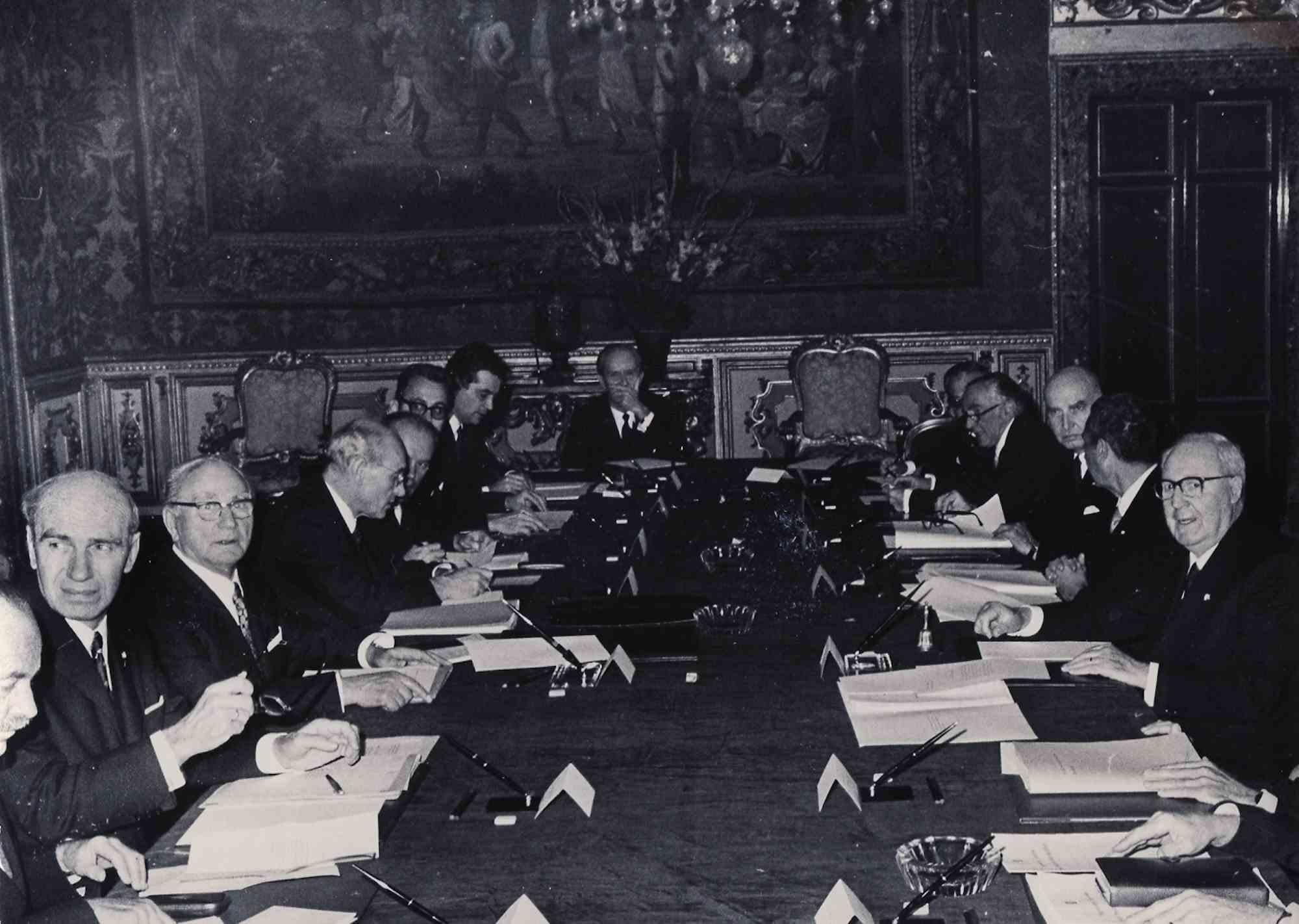Unknown Figurative Photograph - Historical Photo - Politician Meeting - Vintage photo - mid-20th Century