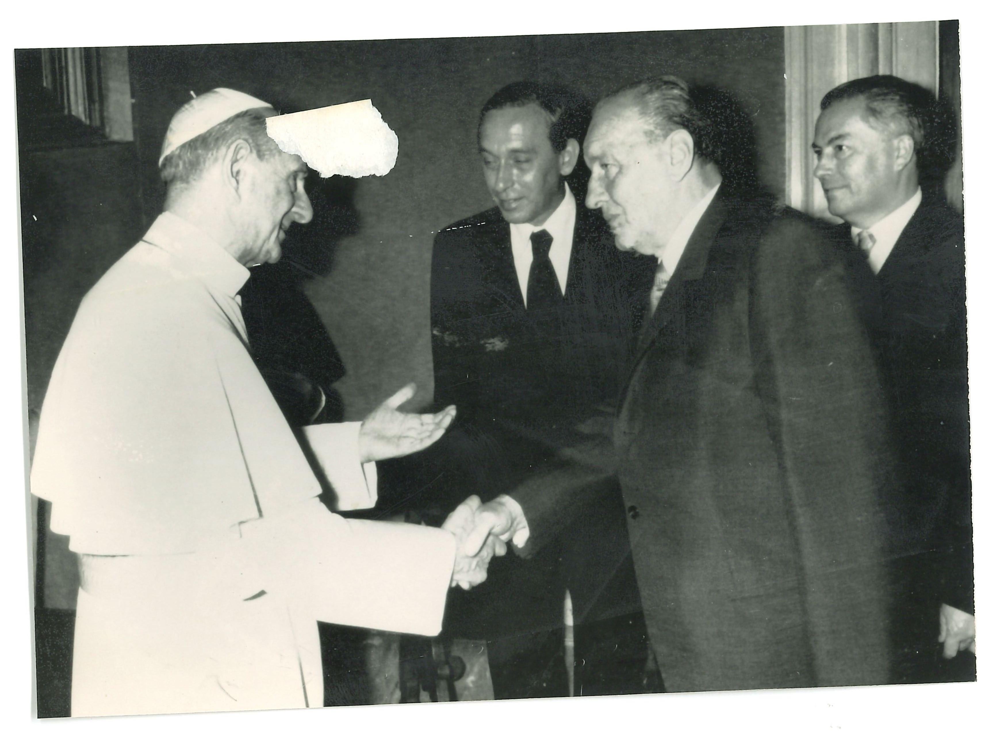 Unknown Figurative Photograph – Historisches Foto – Papst Paul VI. Shaking Hand mit Janos Kadar – Mitte des 20. Jahrhunderts