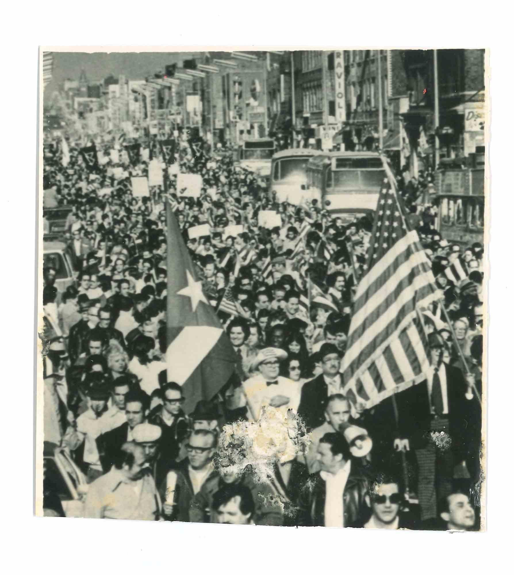 Figurative Photograph Unknown - Photo historique - Protests à Cuba - années 1960