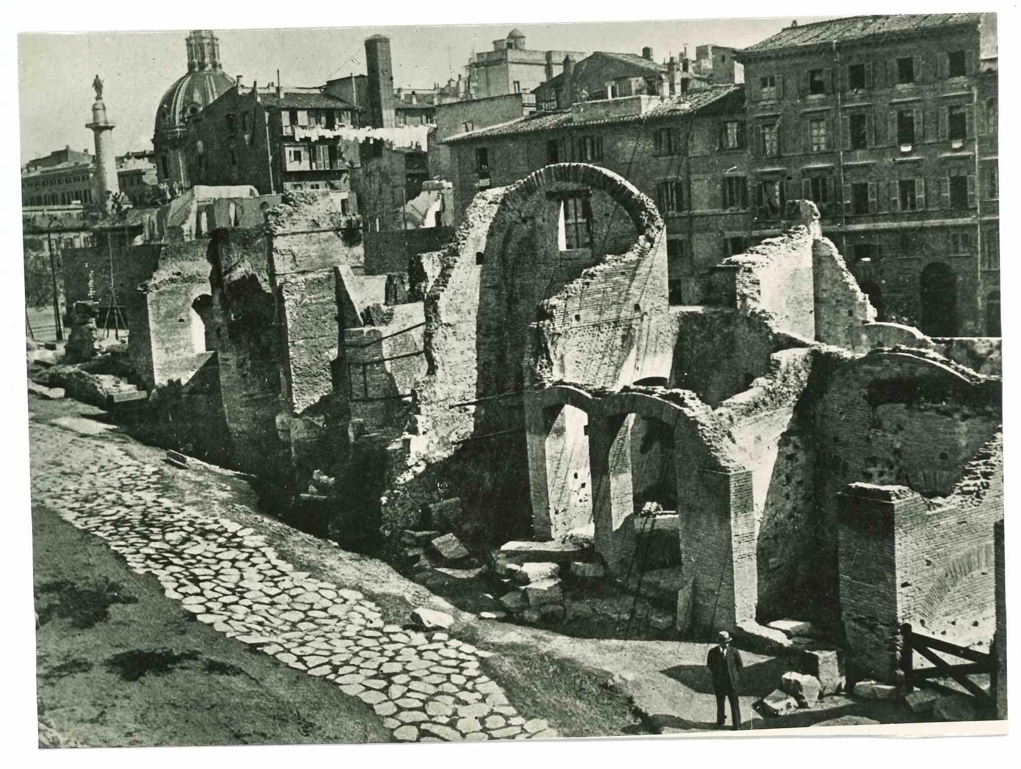 Unknown Figurative Photograph - Historical Photo - Rome - 1930s