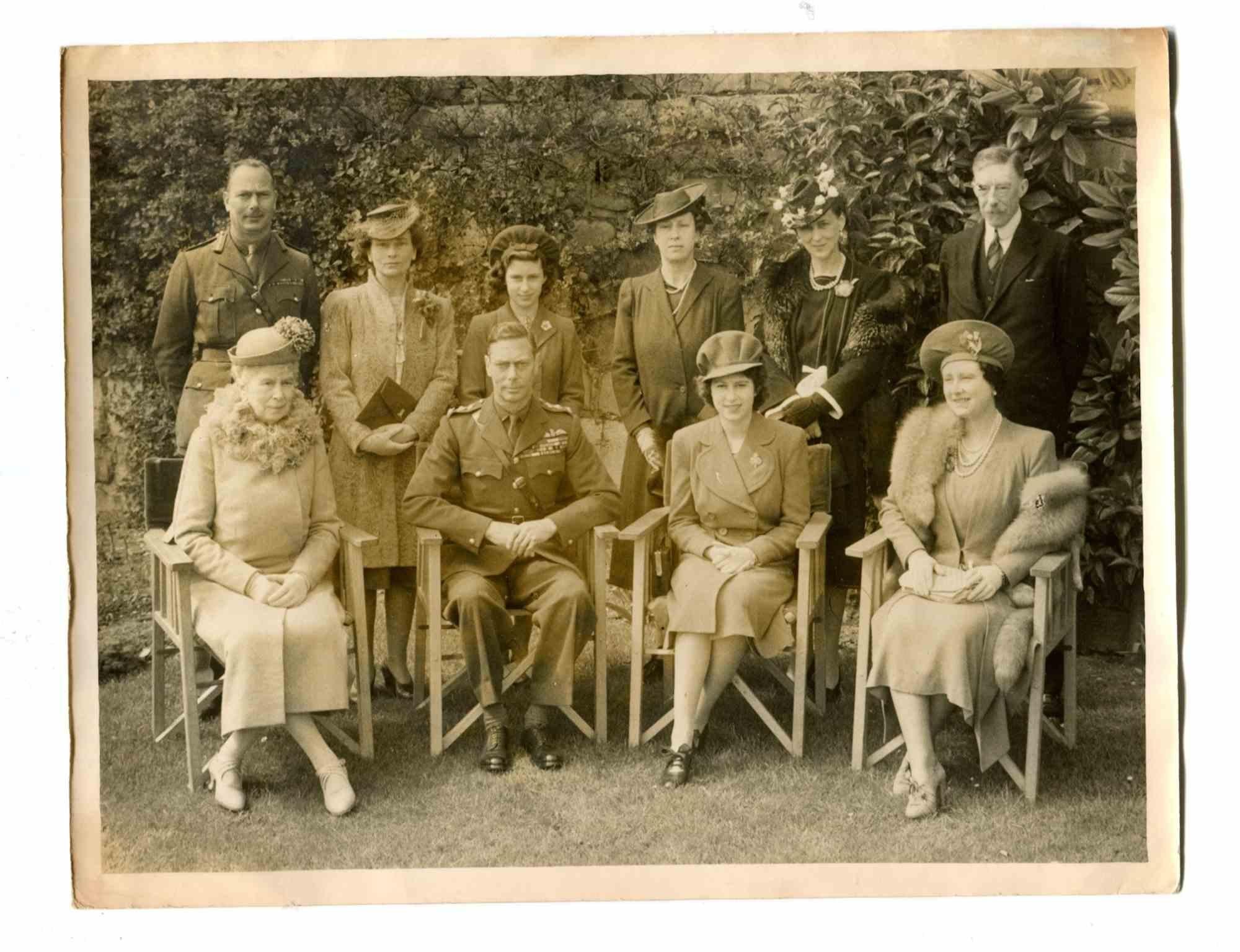 Unknown Figurative Photograph – Historisches Foto – Königliche Familie England – Vintage-Foto – 1940er Jahre