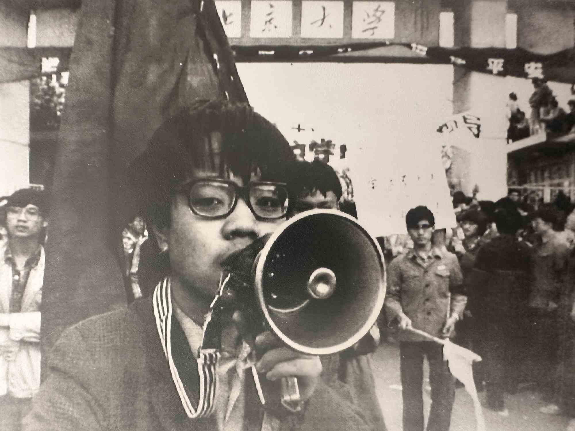 Unknown Figurative Photograph – Historisches Foto  Studenten Protest China – Vintage-Foto – 1970er Jahre