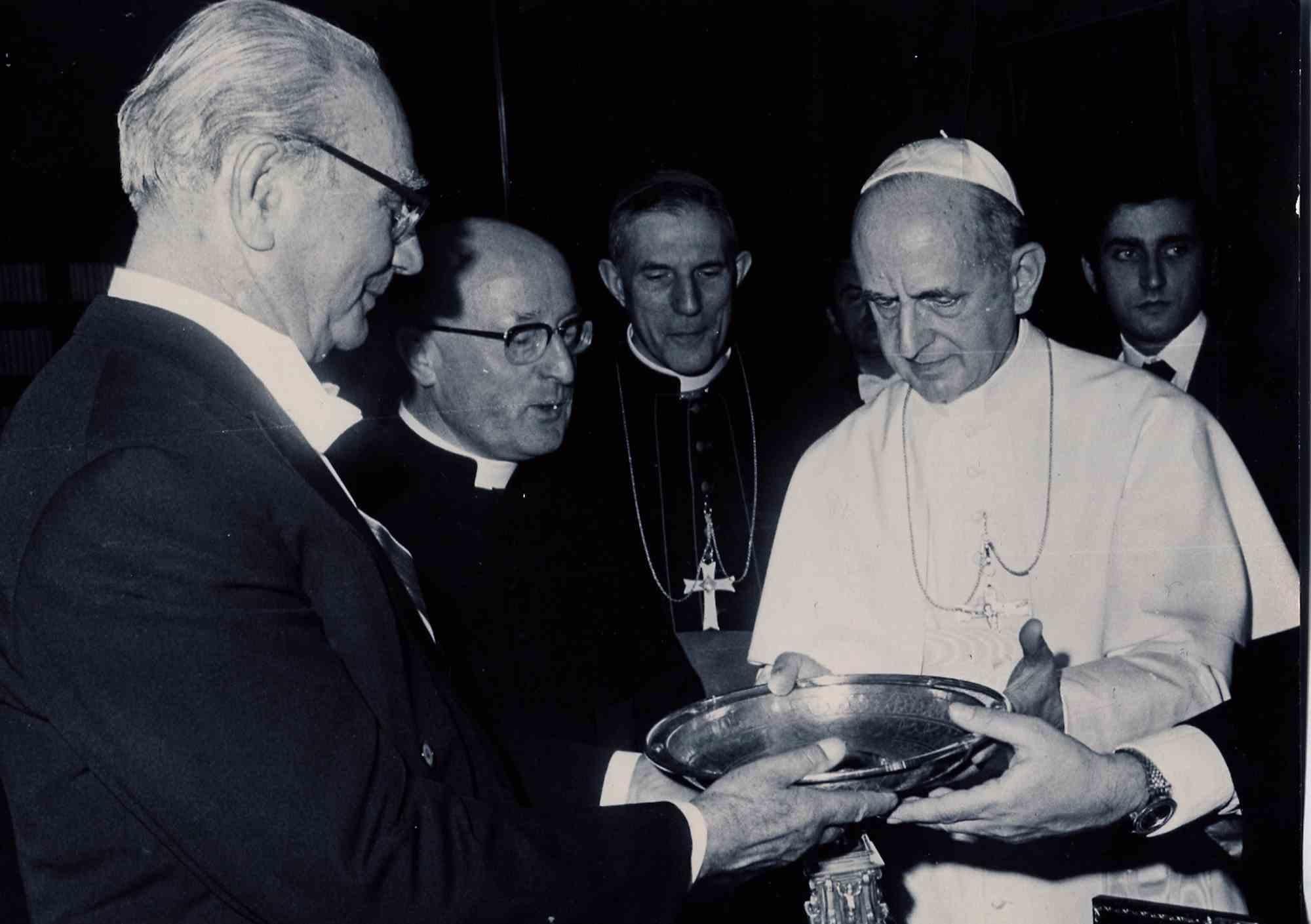 Unknown Figurative Photograph - Historical Photo - Visiting  Pope Paul VI - vintage photo - 1970s