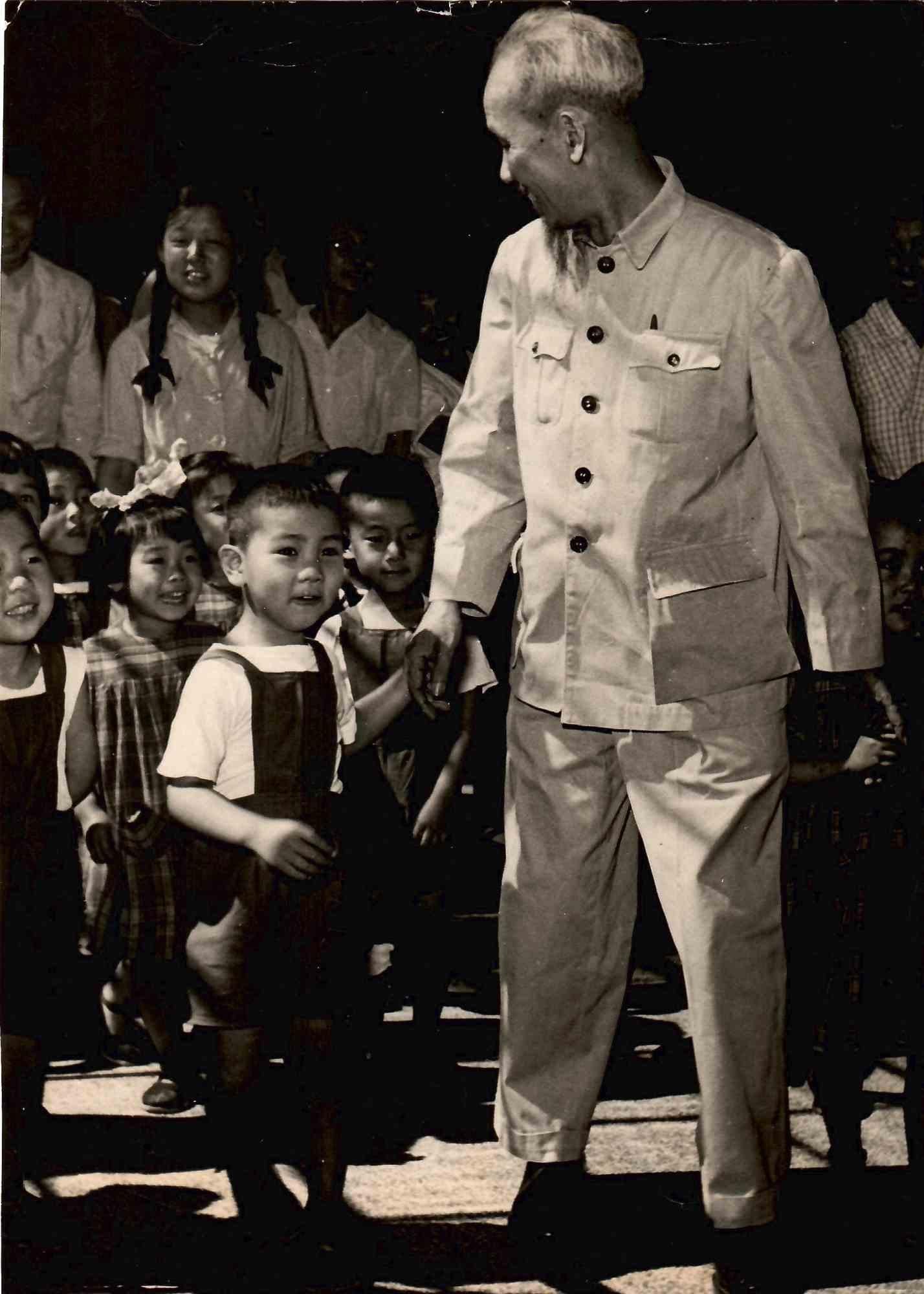 Unknown Portrait Photograph -  Ho Chi Minh with Children - Vintage B/W photo - 1960s