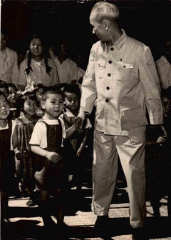 Ho Chi Minh with Children - Vintage B/W photo - 1960s