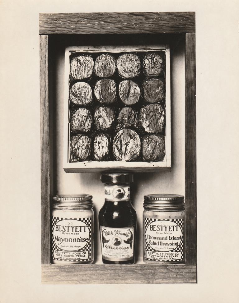 Unknown Black and White Photograph – Joseph Cornell Hommage an Joseph Cornell (Alte Mönchs Kirschen / Zweiblütenblatt-Flaschen)