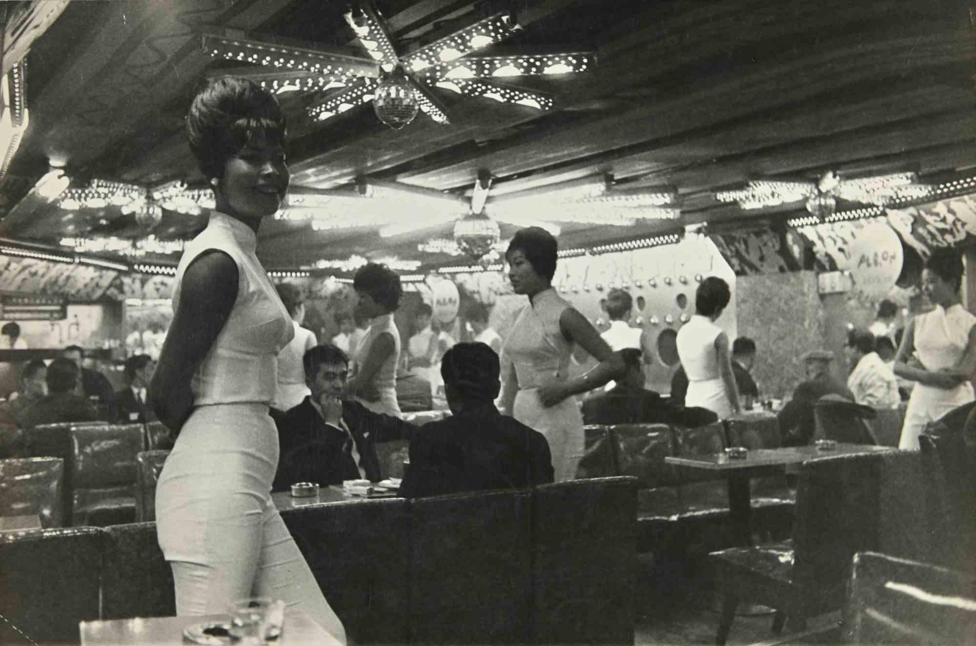 Unknown Figurative Photograph - Hong Kong – Women in Bar - Vintage Photograph - 1960s