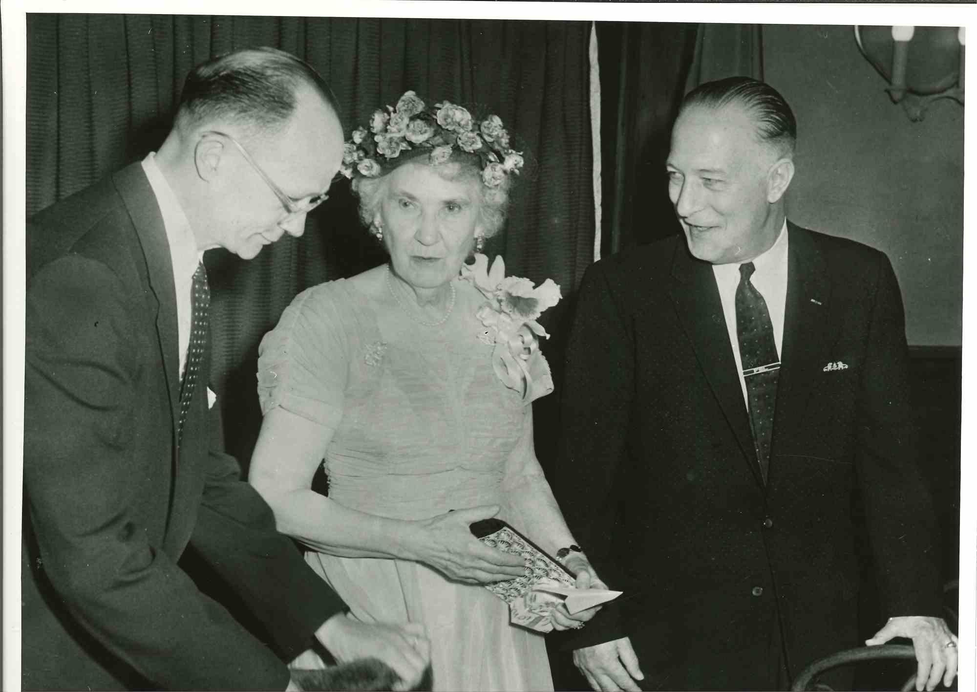 Honored Woman – amerikanische Vintage-Fotografie – Mitte des 20. Jahrhunderts
