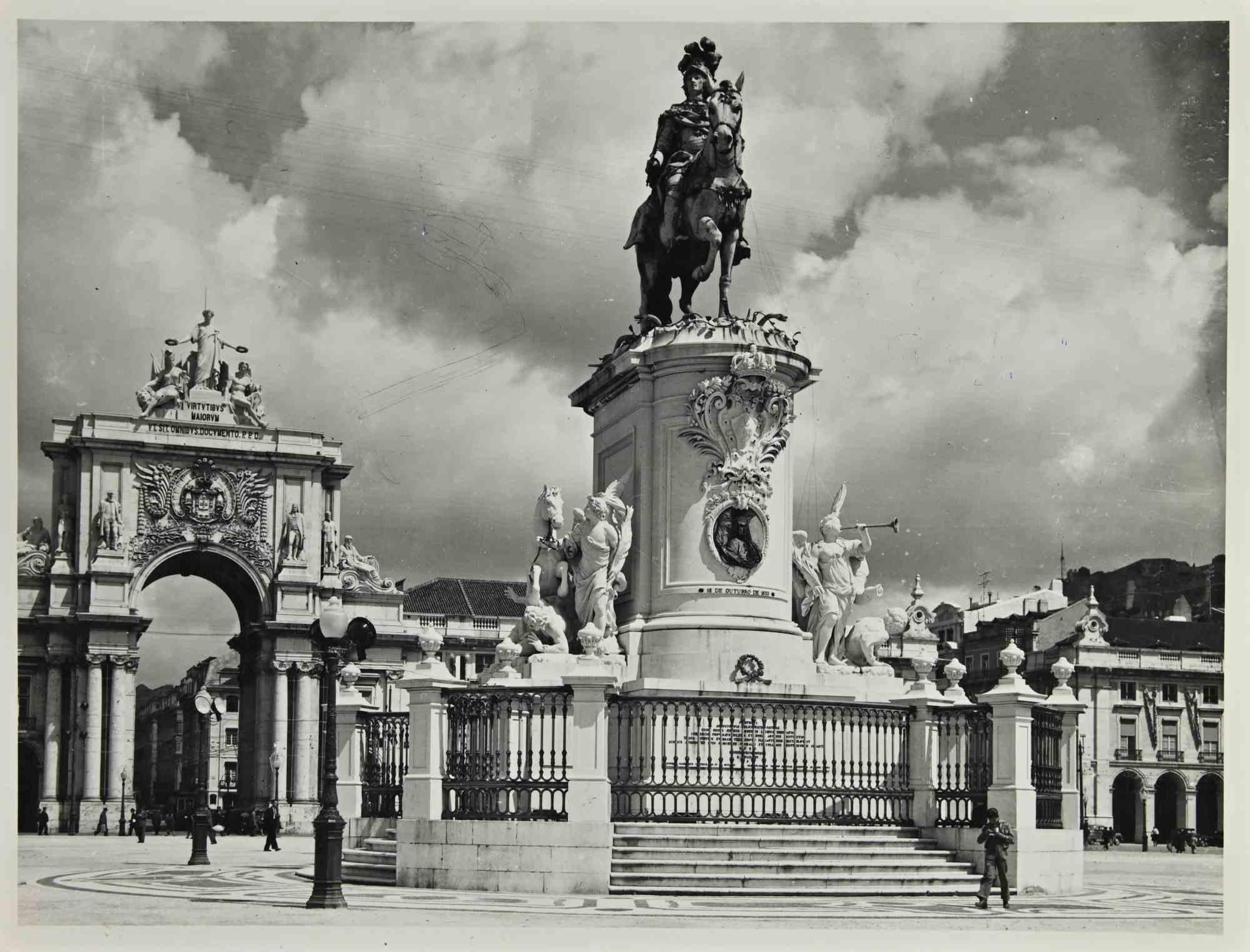 Unknown Figurative Photograph – Pferdestatue des Handelsplatzes Lissabon – Fotografie – 1960er Jahre