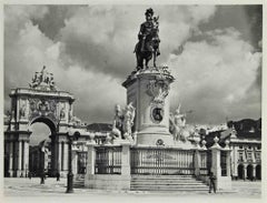 Statue de cheval sur la place de commerce de Lisbonne - Photographie - années 1960