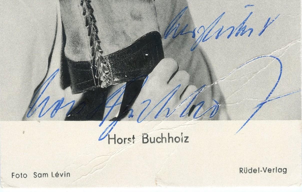 Affiche d' souvenirs d'Horst Buchholz - Vintage b/w Postcard - années 1960 - Photograph de Unknown