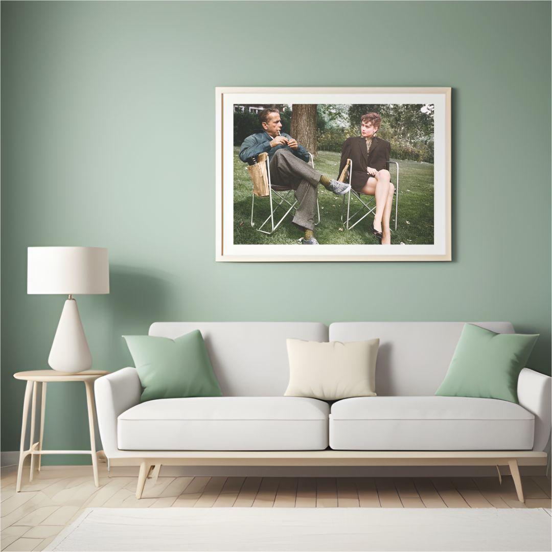 Humphrey Bogart und Audrey Hepburn auf Lammstühlen – Photograph von Unknown