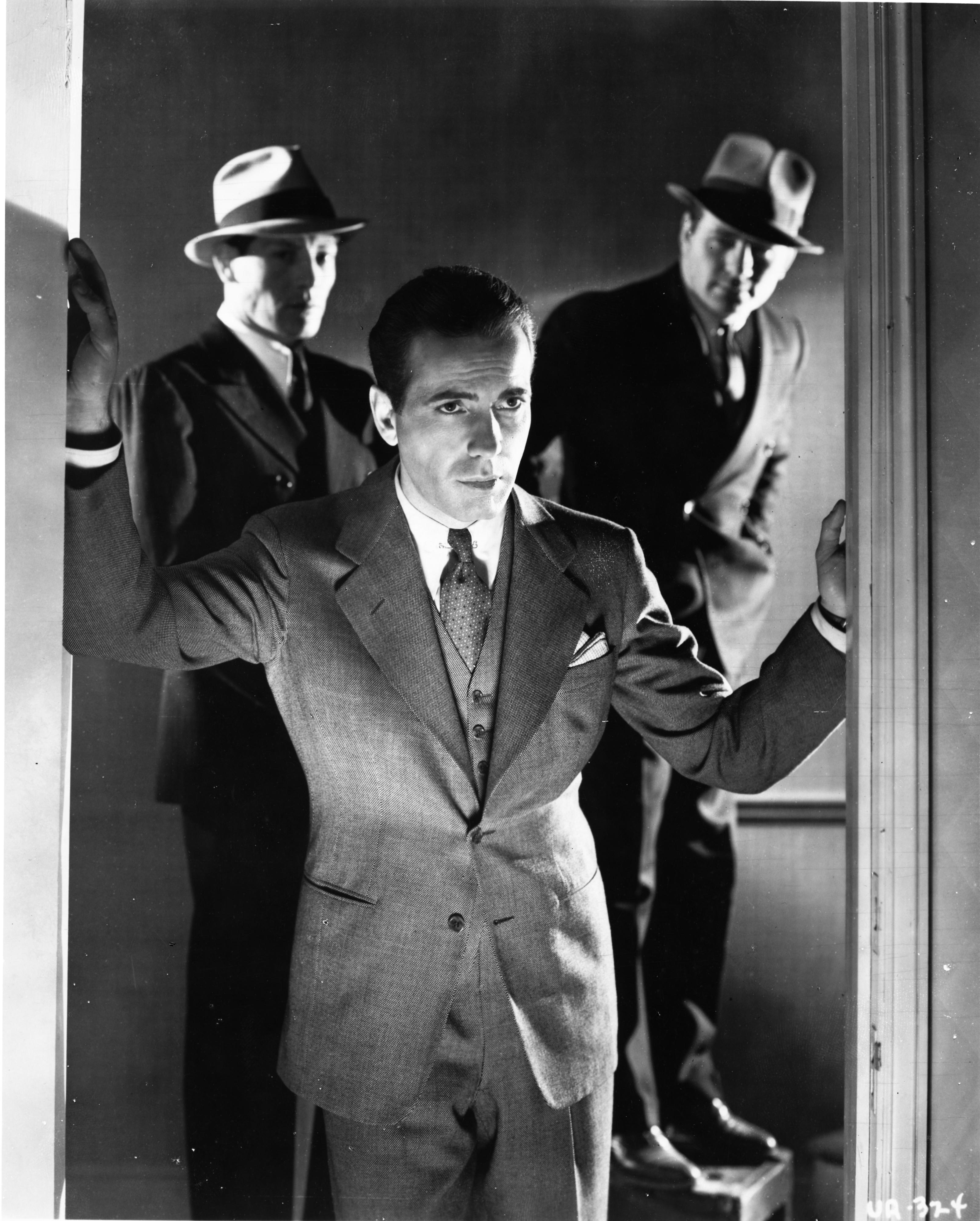 Black and White Photograph de Unknown - Humphrey Bogart: superestrella del cine negro